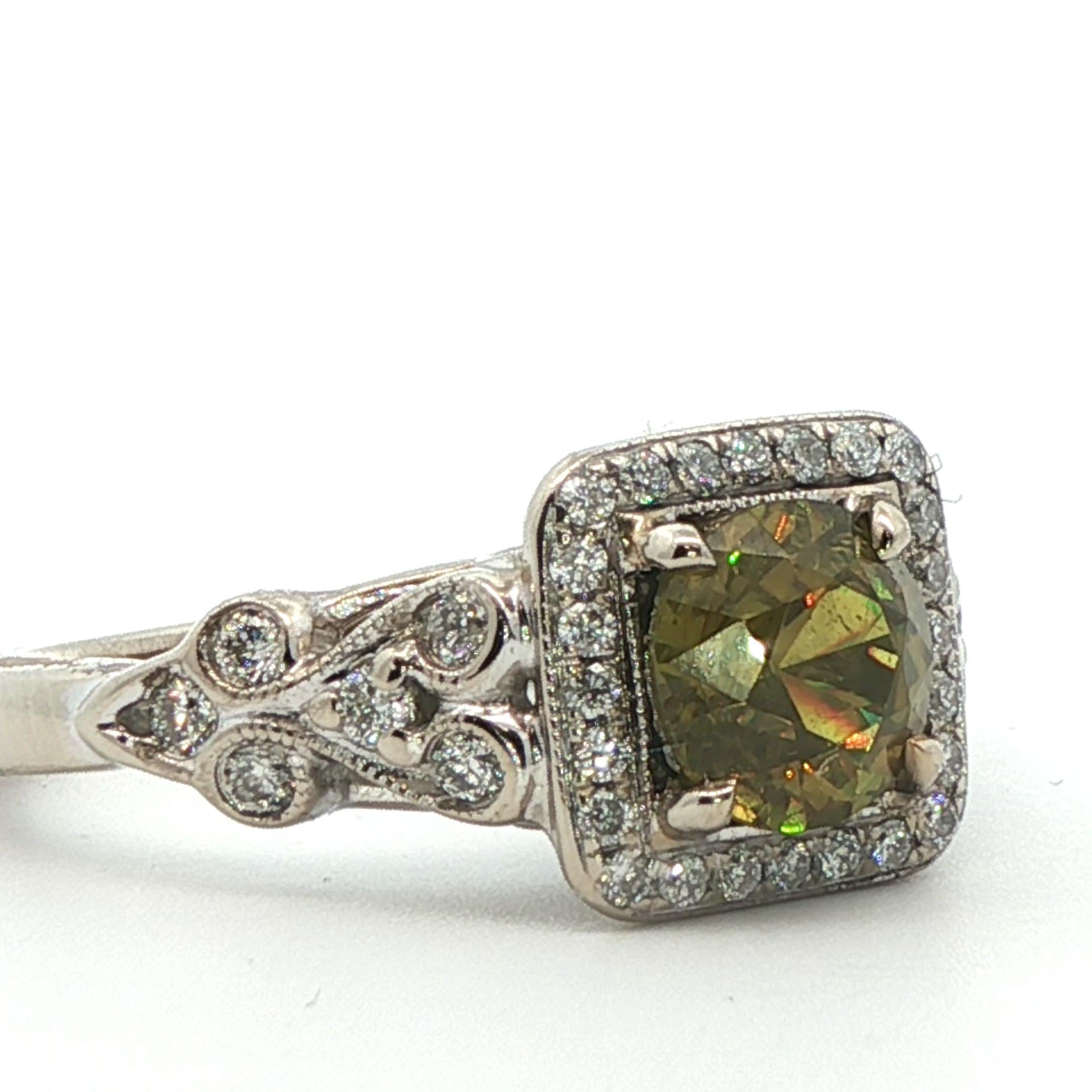 Cette bague en grenat démantoïde et diamant a été réalisée en or blanc 14k avec des détails incroyables. C'est la bague parfaite pour tout amateur de pierres précieuses qui apprécie la finesse des couleurs et un savoir-faire exceptionnel. Le