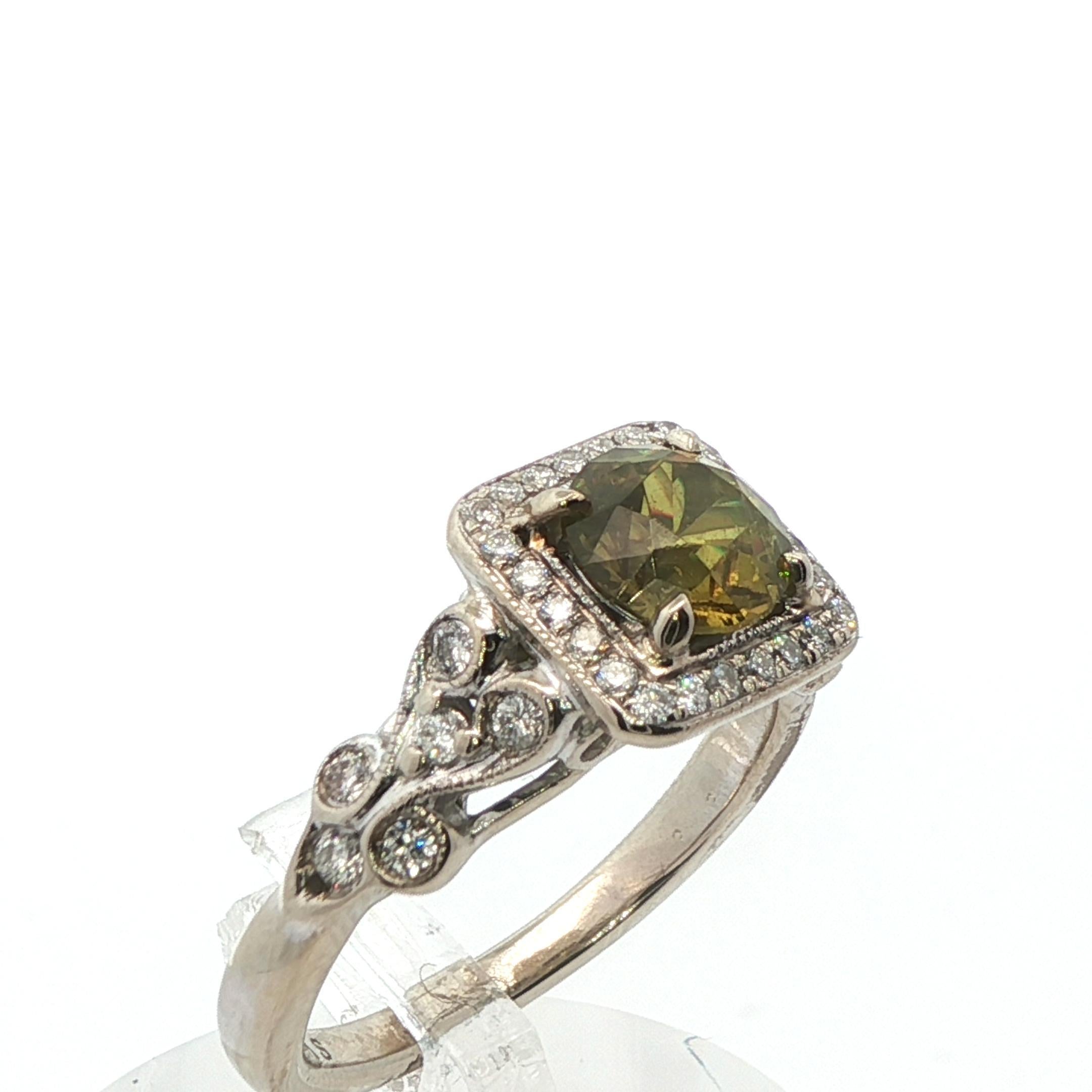 Contemporain Bague en or blanc 14k grenat démantoïde et diamant en vente