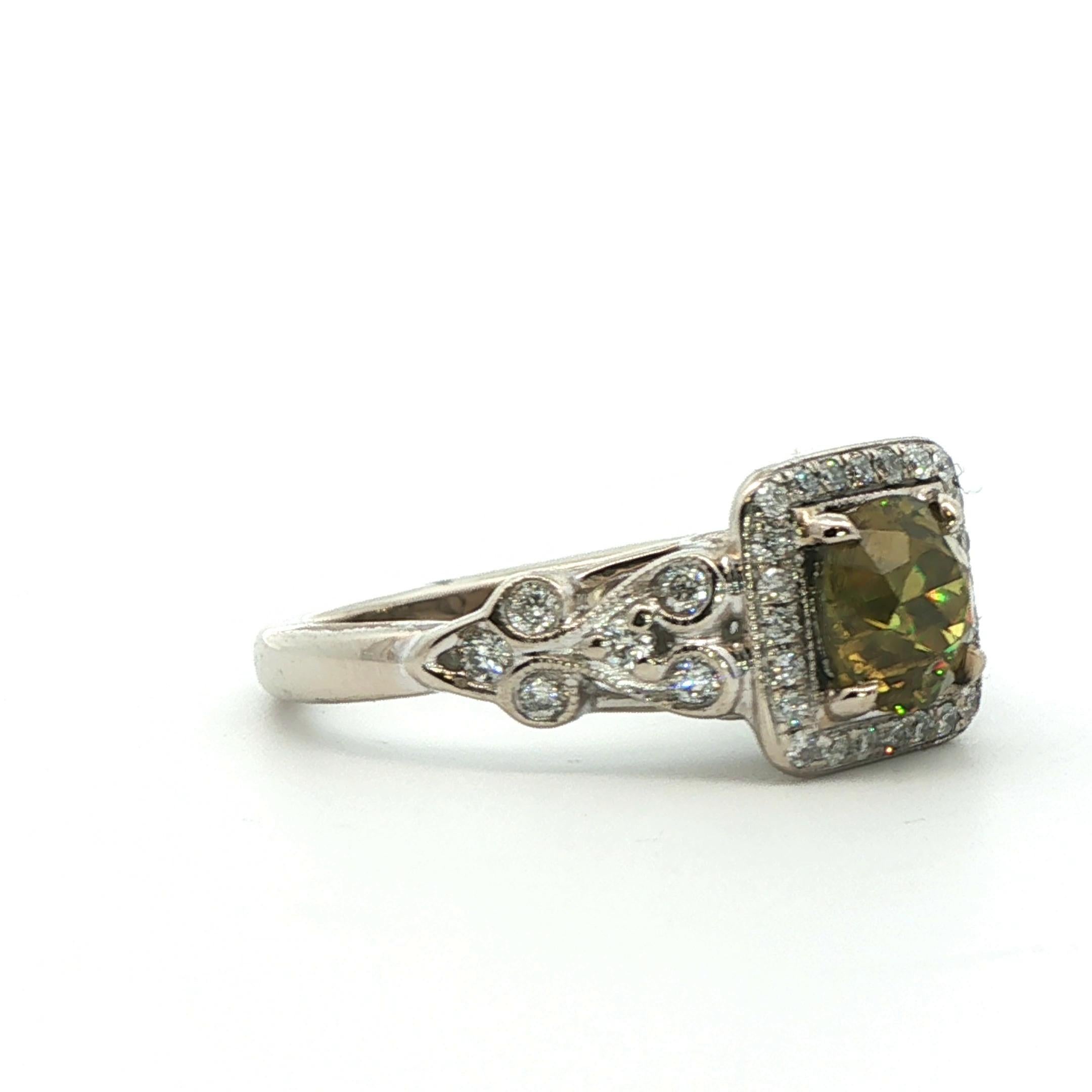 Taille ronde Bague en or blanc 14k grenat démantoïde et diamant en vente