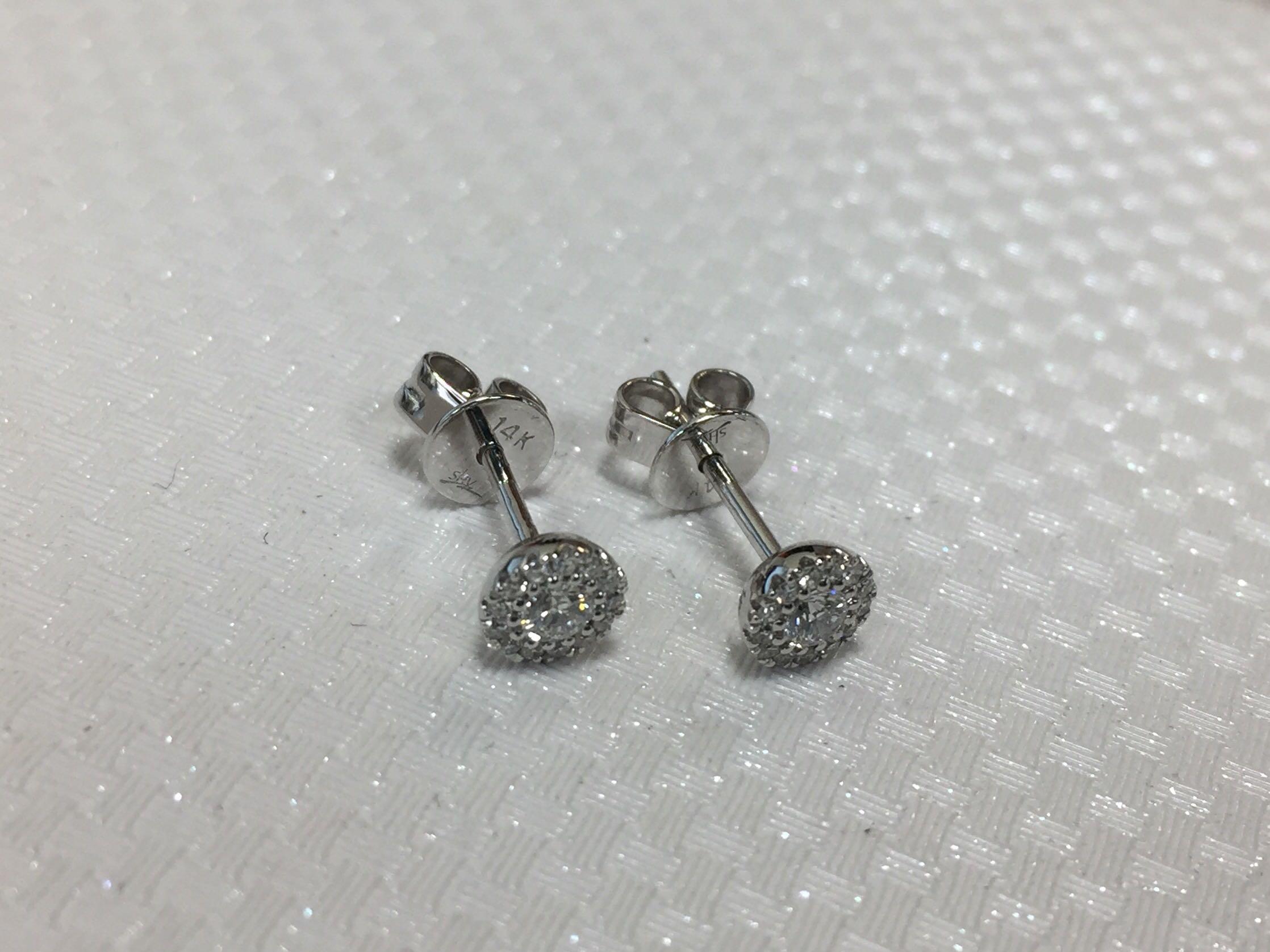 14 Karat White Gold Diamond 0.24 Carat Stud Earrings In New Condition In New York, NY