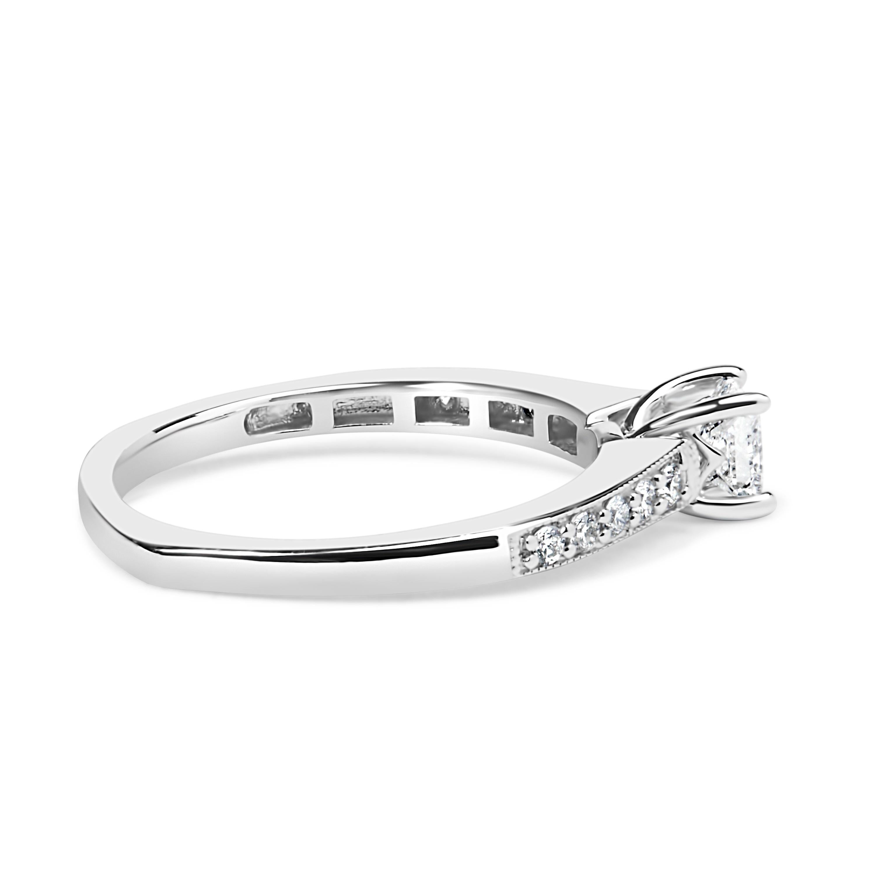 Immergiti nello splendore di questo squisito anello di fidanzamento in oro bianco 14K, dove il lusso incontra la promessa di un'eternità. Impreziosito da un maestoso diamante taglio princess da 3/8 carati, questo pezzo cattura l'essenza