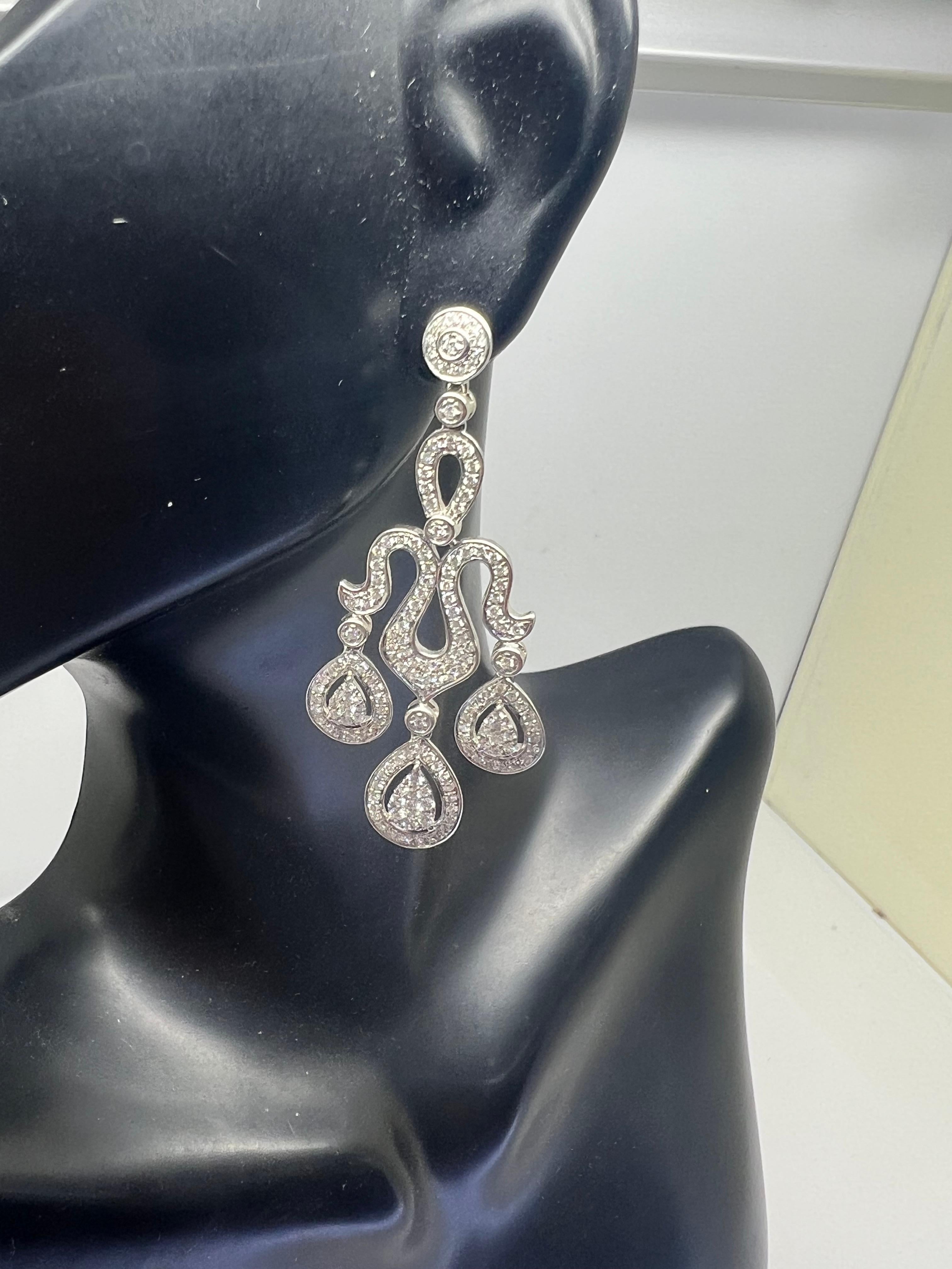 Taille ronde Boucles d'oreilles chandelier en or blanc 14k avec diamants 1.25 carats en vente