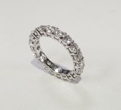 14 Karat Weißgold Diamant 2,50 Karat Ewigkeitsring mit geteilten Zacken
