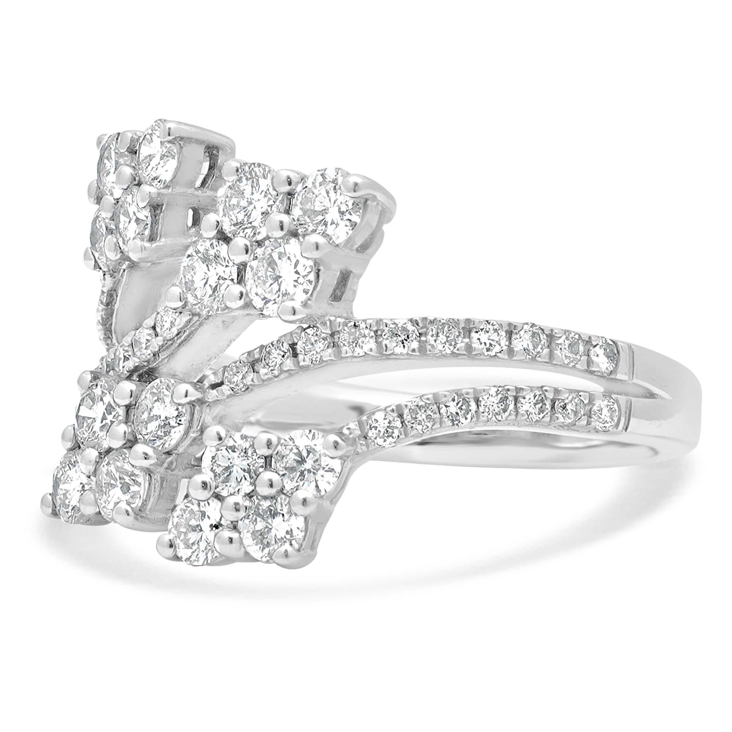 Materiale: Rosa 14 carati
Diamante: 50 tondi brillanti= 1,00cttw
Colore: H-I
Chiarezza: I1
Misura dell'anello: 4,5 (si prega di attendere fino a 2 giorni lavorativi in più per le richieste di misura)
Peso: 4,4 grammi
Dimensioni: Larghezza 14 mm
