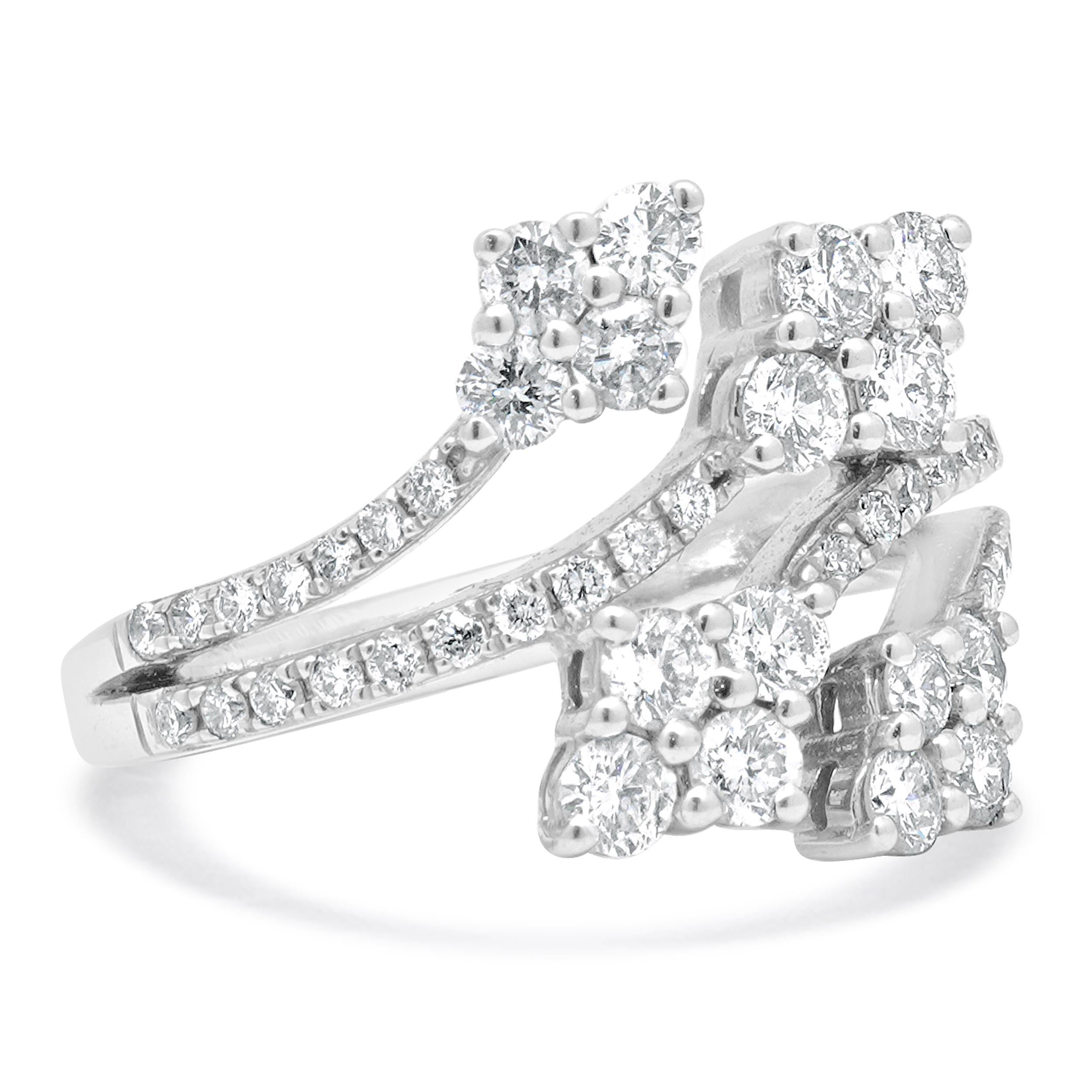 Taglio rotondo Anello Bypass con diamante a 4 cluster in oro bianco 14K in vendita