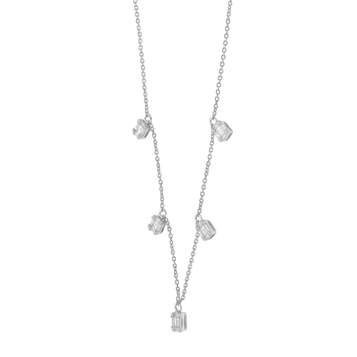 Questa splendida collana con diamanti in oro bianco 14K è un pezzo unico ed elegante. Con un peso di 3,4 grammi, è leggero e comodo da indossare, ma allo stesso tempo è un'icona. La collana presenta cinque smeraldi illusionistici pendenti, che