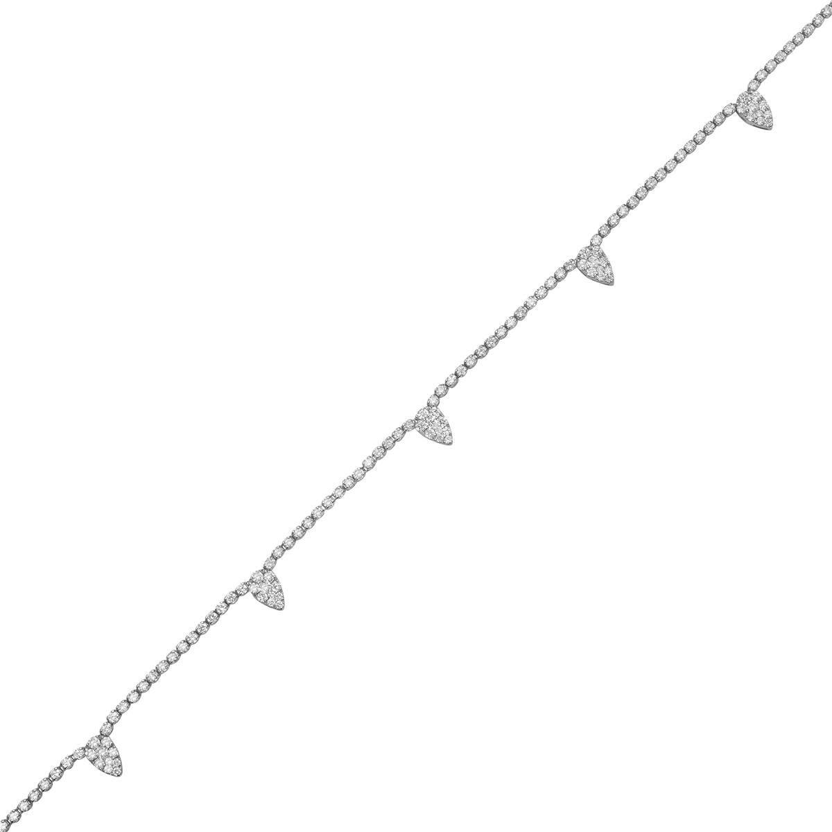 Questa bellissima collana presenta cinque splendidi grappoli a forma di pera che creano un design unico e accattivante. Incastonato nell'oro bianco 14 carati, pesa 5,5 grammi, il che lo rende un pezzo resistente e comodo da indossare. La collana è
