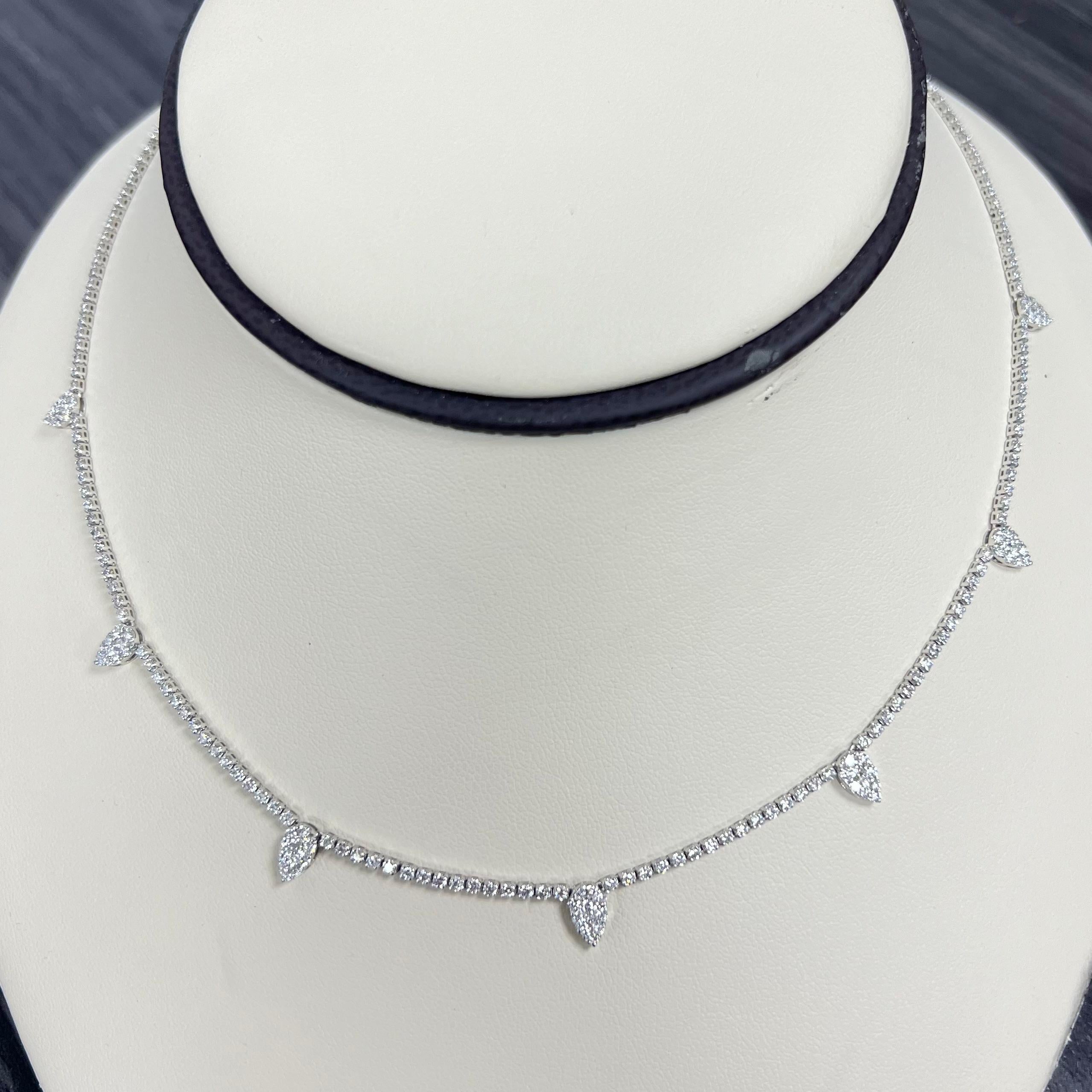 Moderno Collana con diamanti in oro bianco 14K in vendita