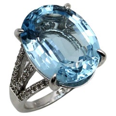 Bague en or blanc 14 carats, diamants et topaze bleue de plus de 19 carats