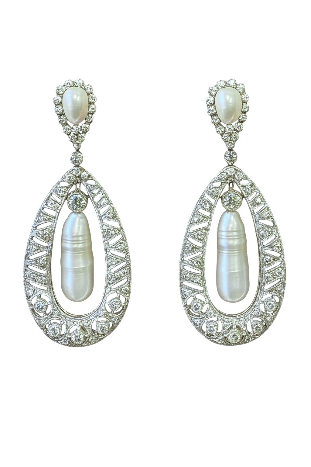 Orecchini a goccia con diamanti e perle coltivate in oro bianco 14K in vendita