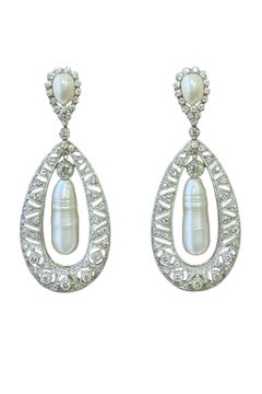 Orecchini a goccia con diamanti e perle coltivate in oro bianco 14K