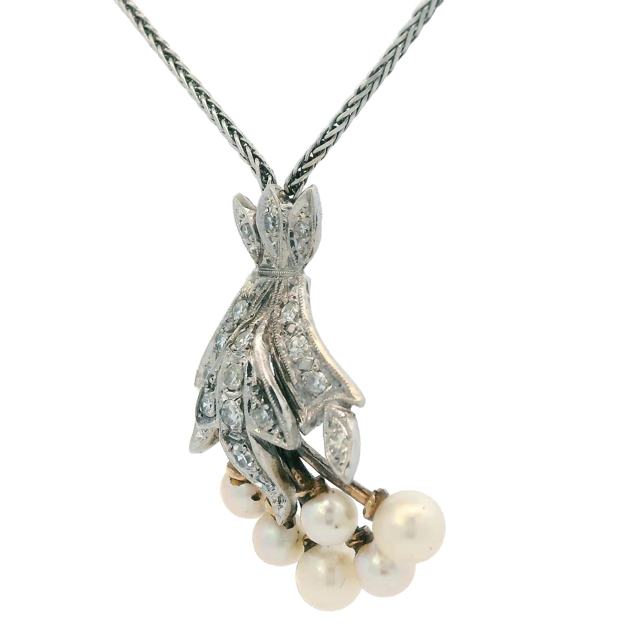 Taille ronde Collier pendentif en or blanc 14 carats avec perles de culture et diamants en vente