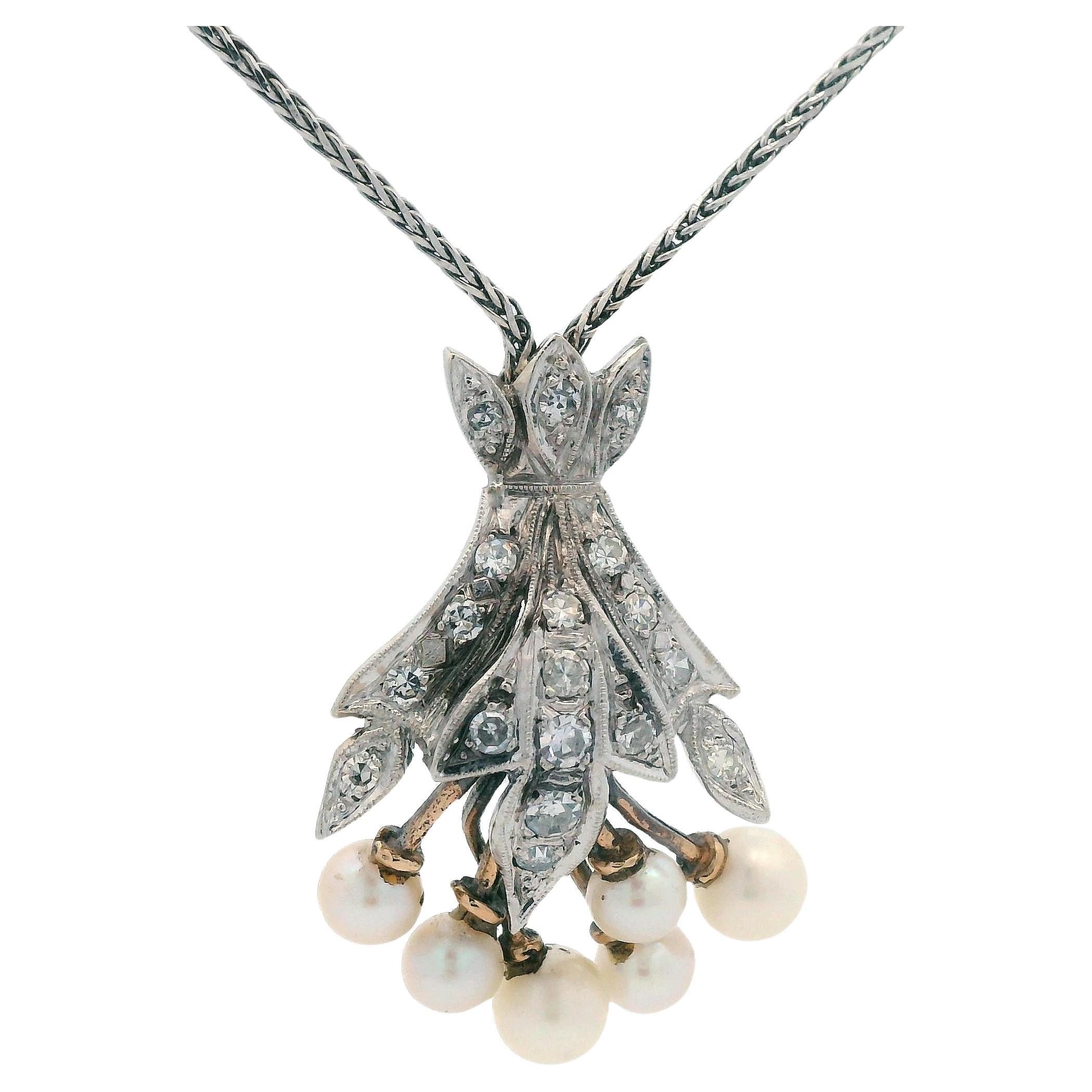 Collier pendentif en or blanc 14 carats avec perles de culture et diamants en vente