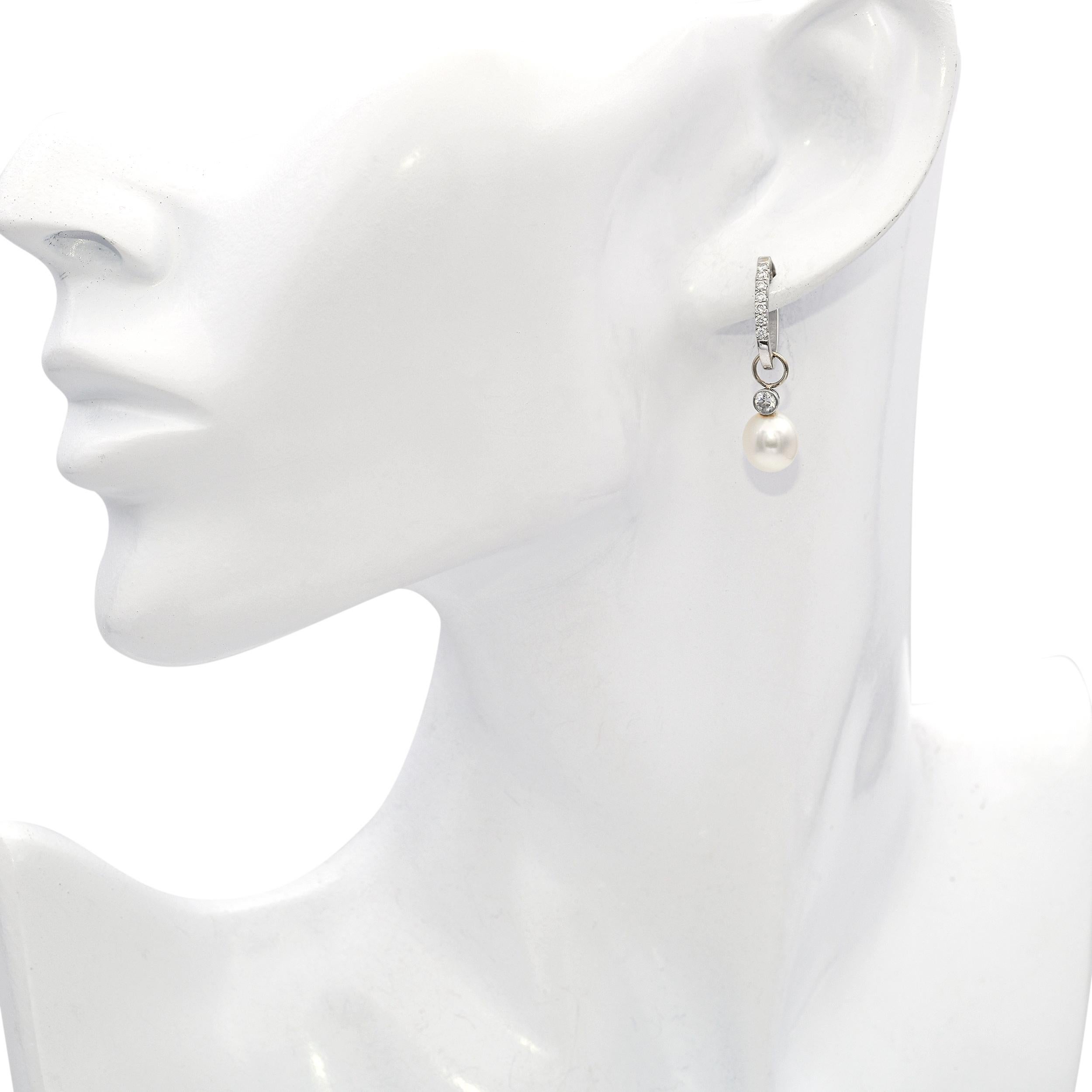 Taille mixte Boucles d'oreilles pendantes en or blanc 14k avec diamants et perles en vente