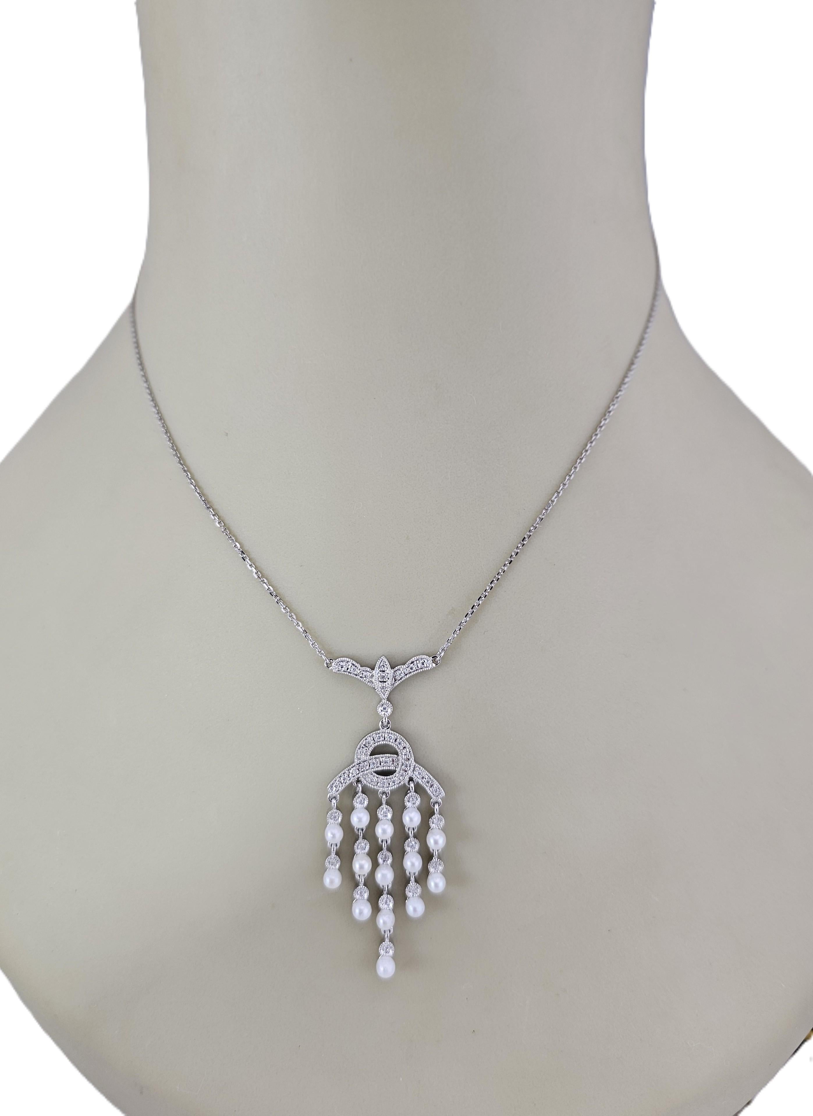 Collier pendentif en or blanc 14K avec diamants et perles -

Cet élégant collier présente un ravissant pendentif ajouré rehaussé de diamants, avec cinq rangs gradués de perles et de diamants étincelants, créant un gracieux effet de chandelier.
