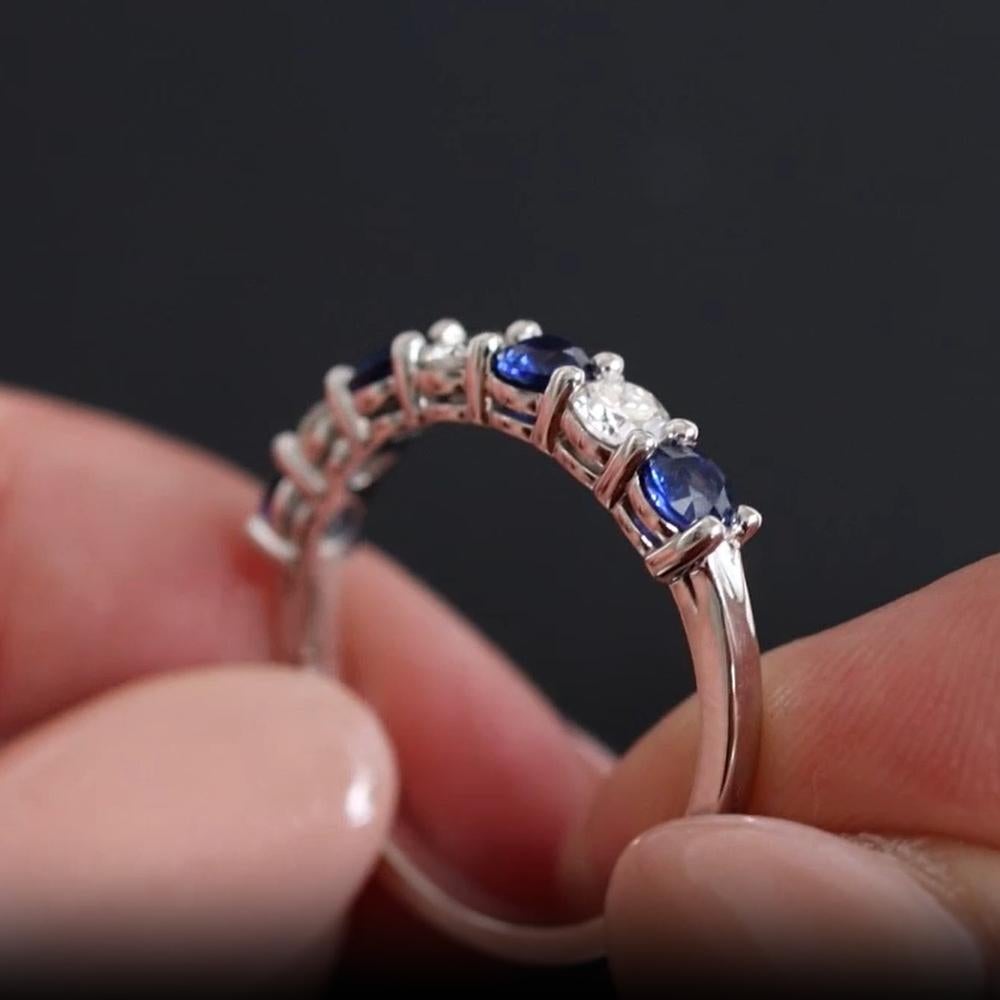 Dieses elegante Band im Ewigkeitsstil kombiniert zeitloses Design mit lebhaften Kontrasten. Mit abwechselnd königsblauen Natursaphiren und strahlend weißen Diamanten bietet er eine raffinierte Ästhetik, die sich perfekt als Ehering, Jubiläumsring