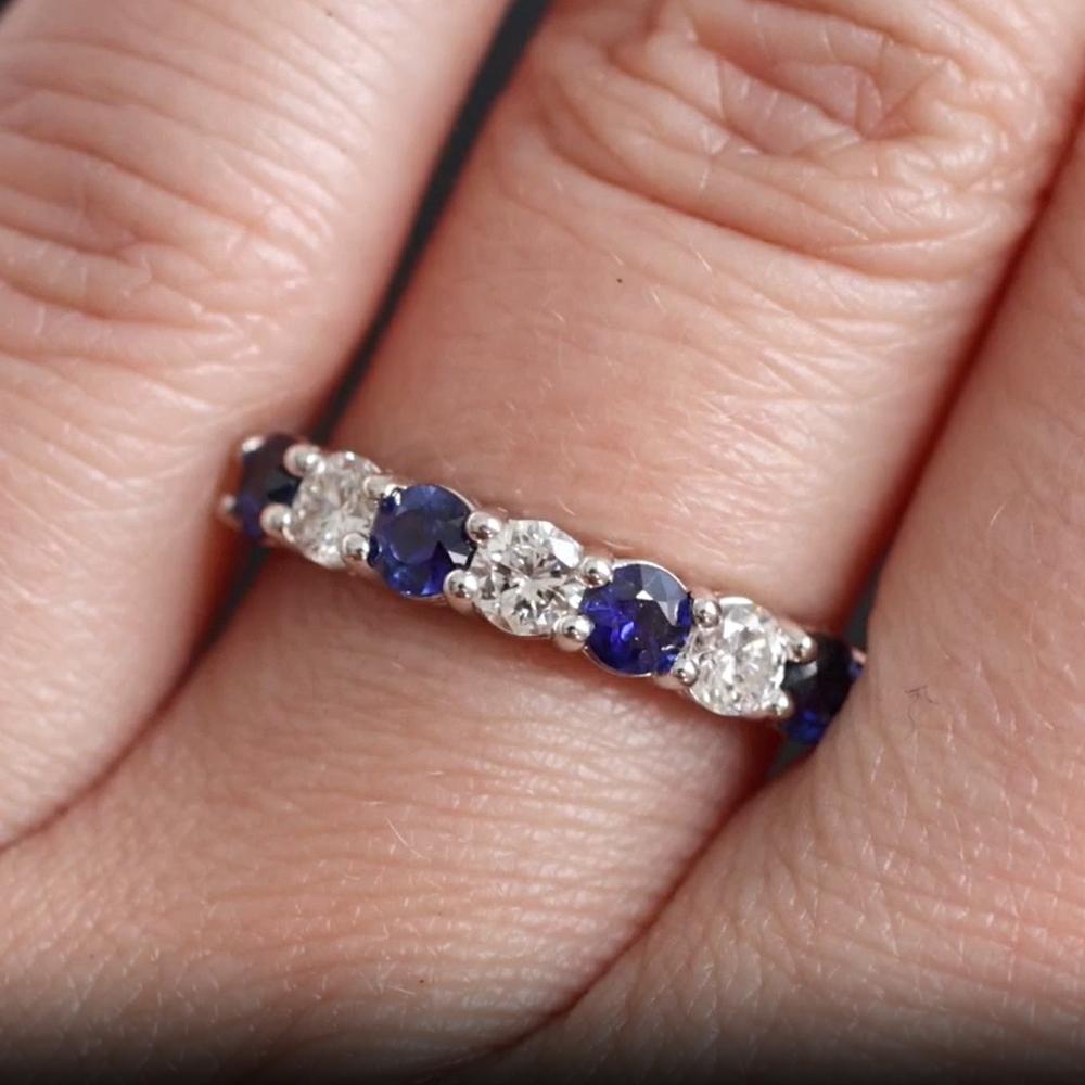 14K Weißgold Diamant und Königsblauer Saphir abwechselnd Band - 1,45 Karat Tot (Rundschliff) im Angebot