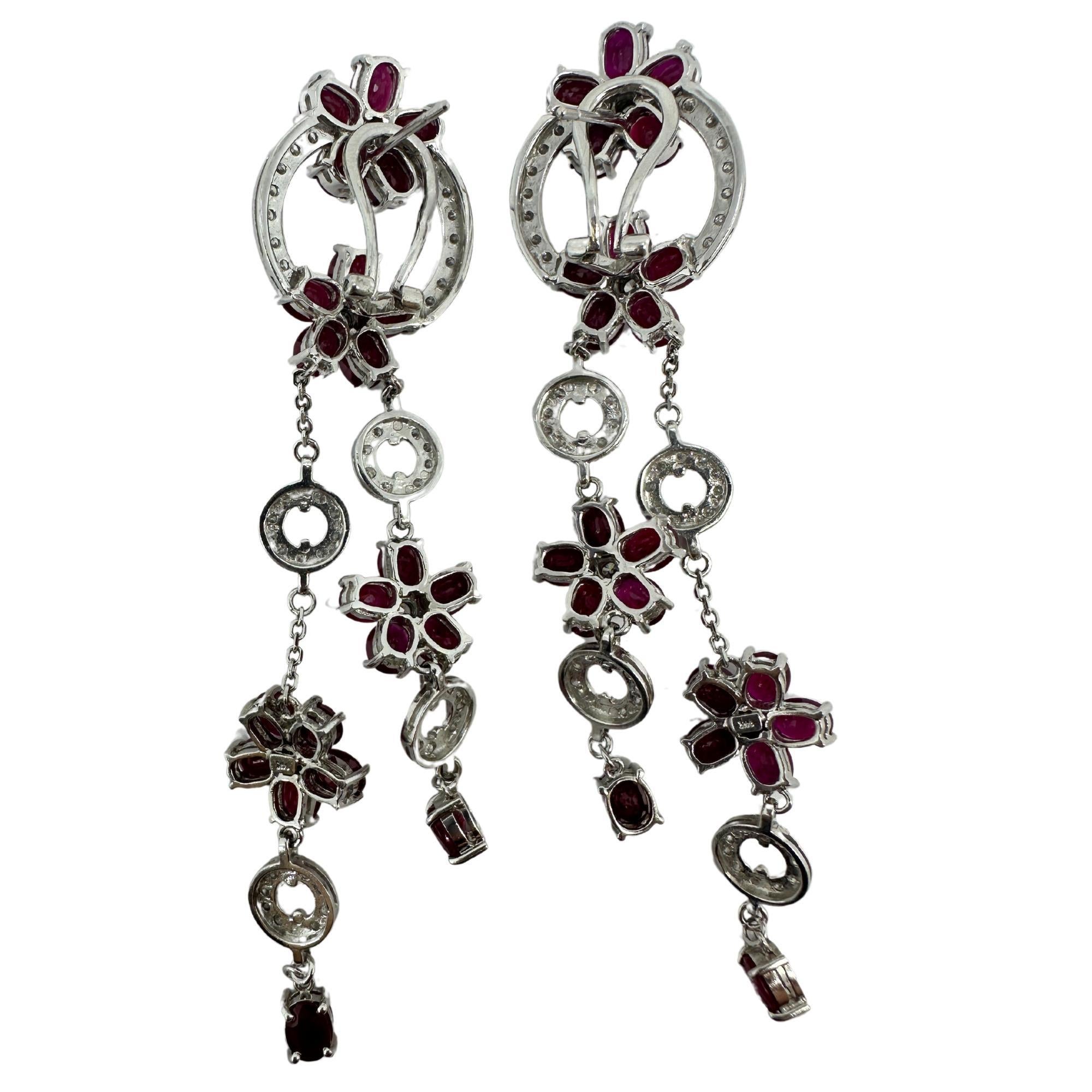 Orecchini con diamanti e rubini in oro bianco 18k
Condit: In buone condizioni, con qualche lieve usura superficiale dovuta all'età.
Lunghezza: 3.75 pollici
Larghezza: 0,75 pollici
Metallo: oro bianco 14k
Peso: 23.9 grammi
Diamanti: 1,77 carati