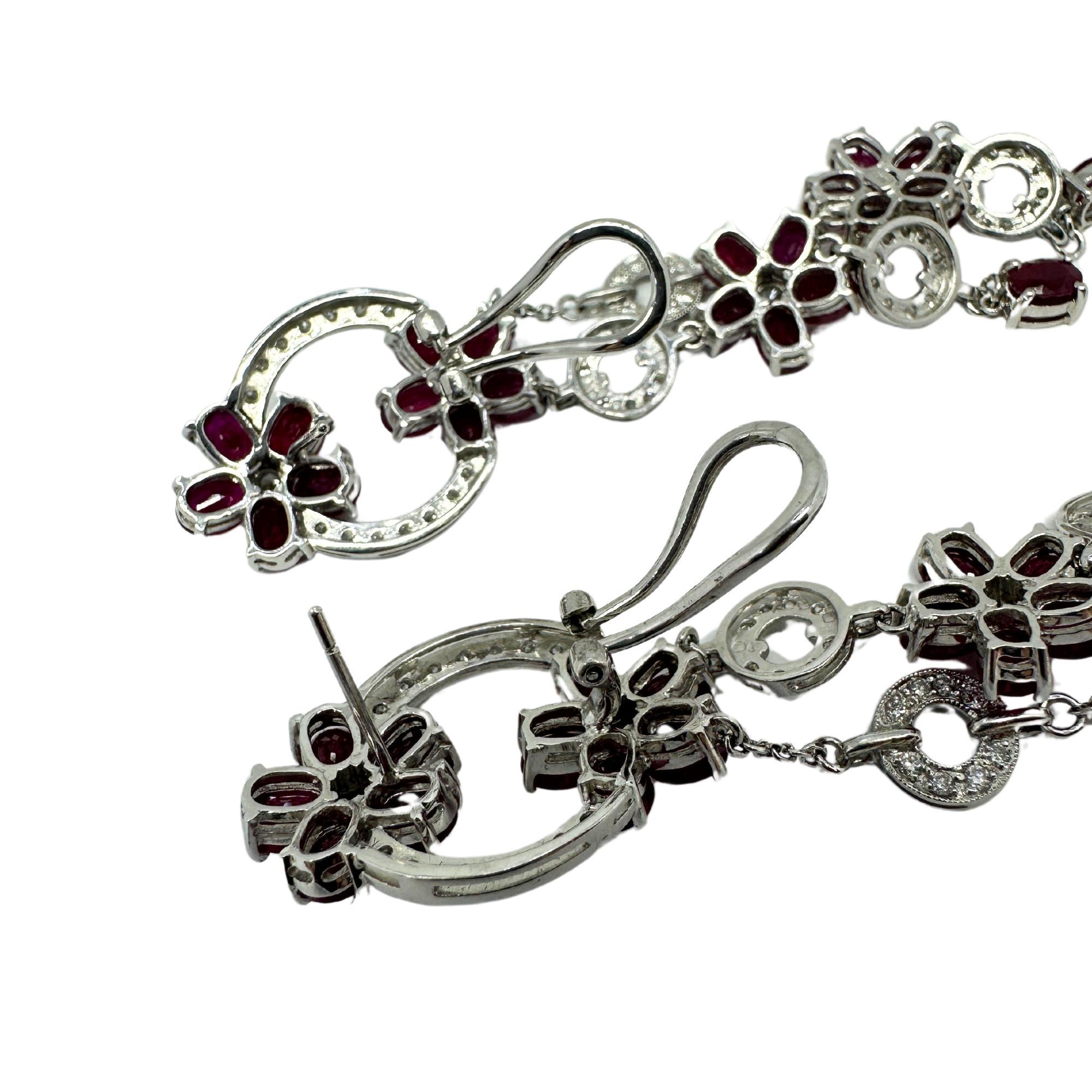 Moderno Orecchini a goccia con diamanti e fiori di rubino in oro bianco 14K in vendita