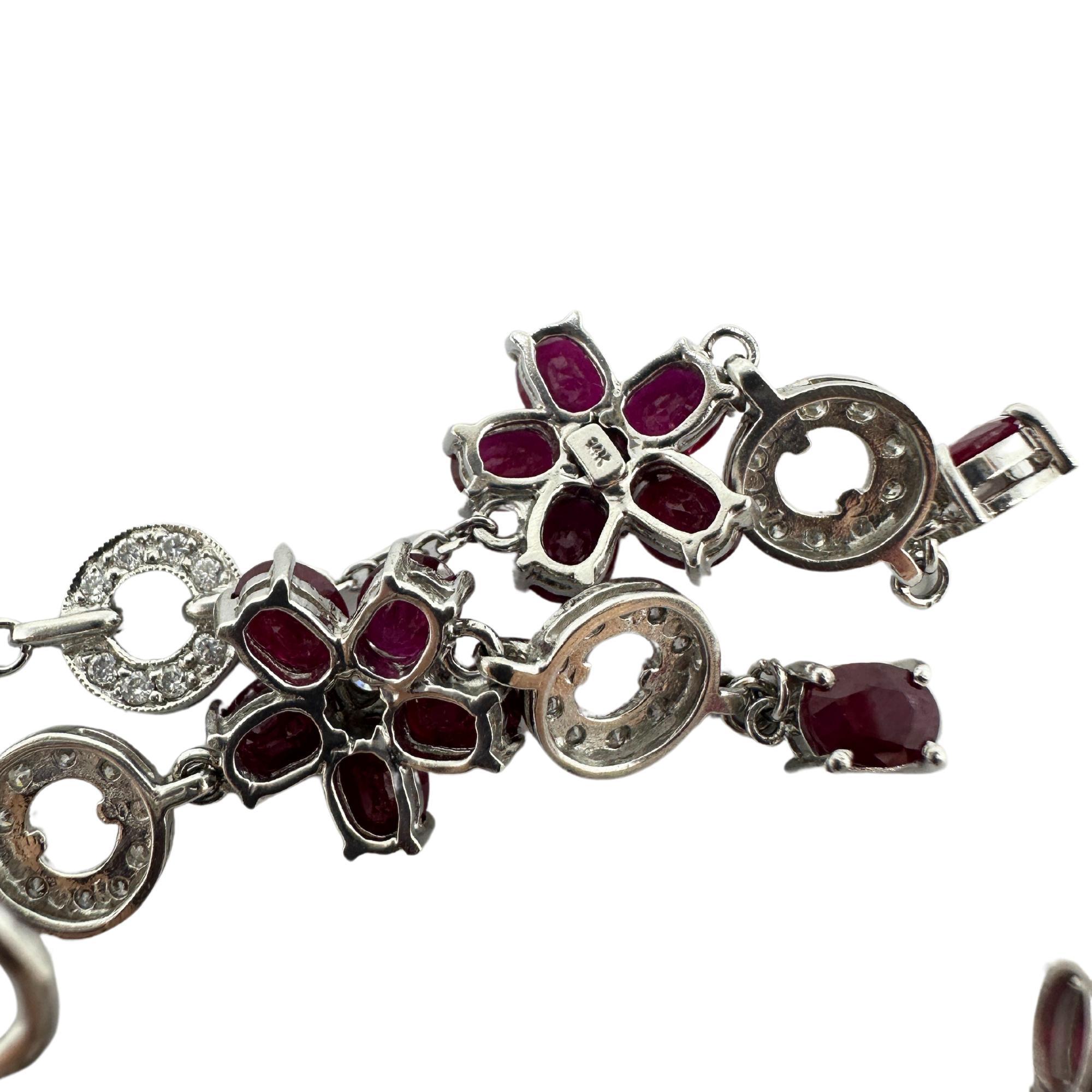 Taglio ovale Orecchini a goccia con diamanti e fiori di rubino in oro bianco 14K in vendita