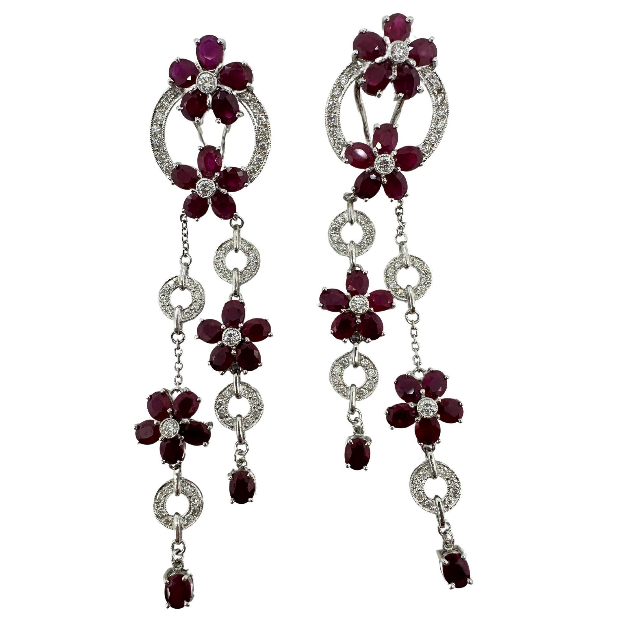 Orecchini a goccia con diamanti e fiori di rubino in oro bianco 14K in vendita 1