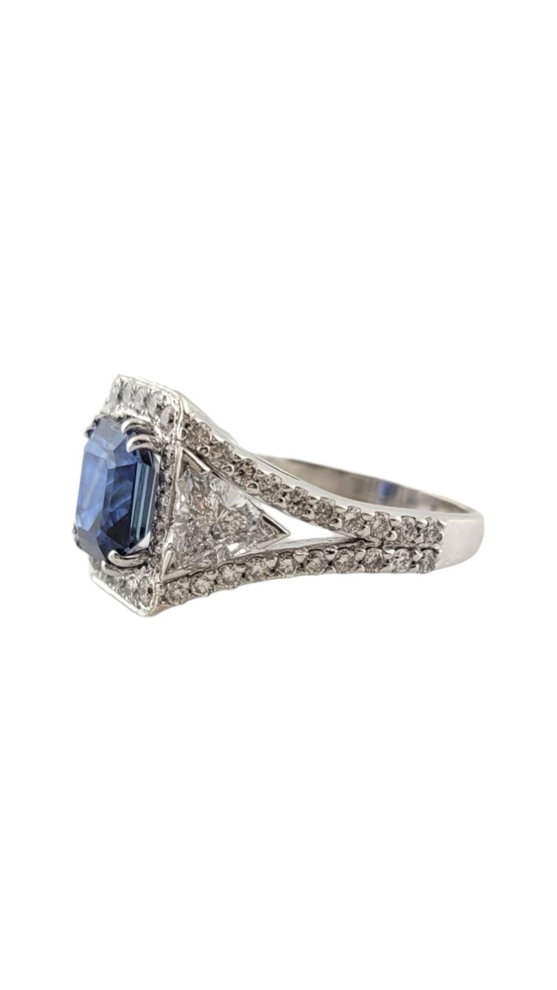 Anillo de compromiso de oro blanco de 14 quilates con diamantes y zafiros talla 8.25

Este precioso anillo con diseño de halo incluye un zafiro azul natural cuadrado de talla esmeralda con 80 brillantes diamantes (78 de talla redonda y 2 de talla