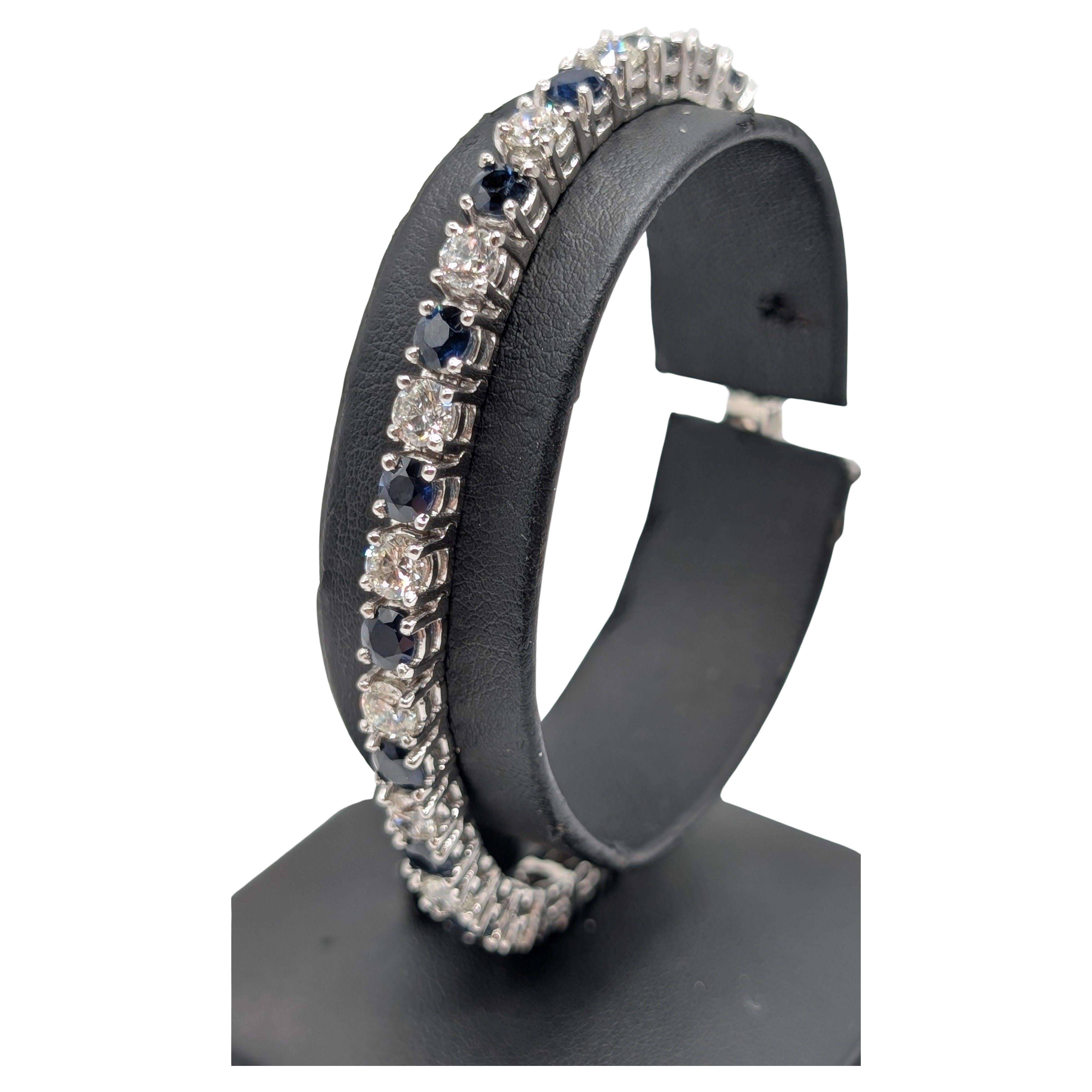 14K White Gold Diamond and Sapphire Tennis Bracelet with 12.12 Carats im Angebot