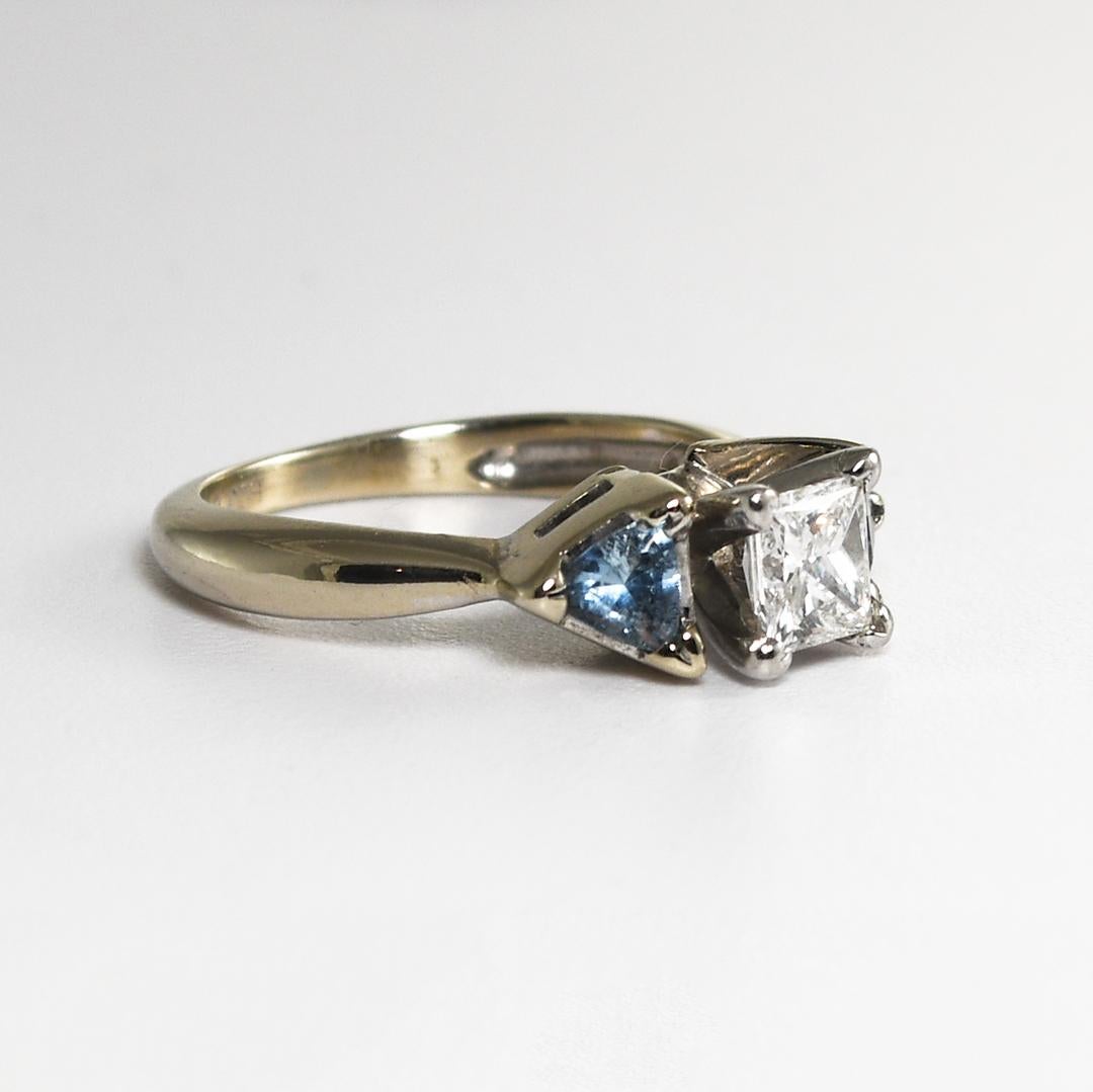 Oro bianco 14K con diamante taglio princess e acquamarina.
Marcato 14k e pesa 3,9 grammi.
Il diamante taglio princess ha un peso di circa 0,58 carati (misurato nella montatura con un calibro digitale), colore g, h, i, purezza vs, proporzioni