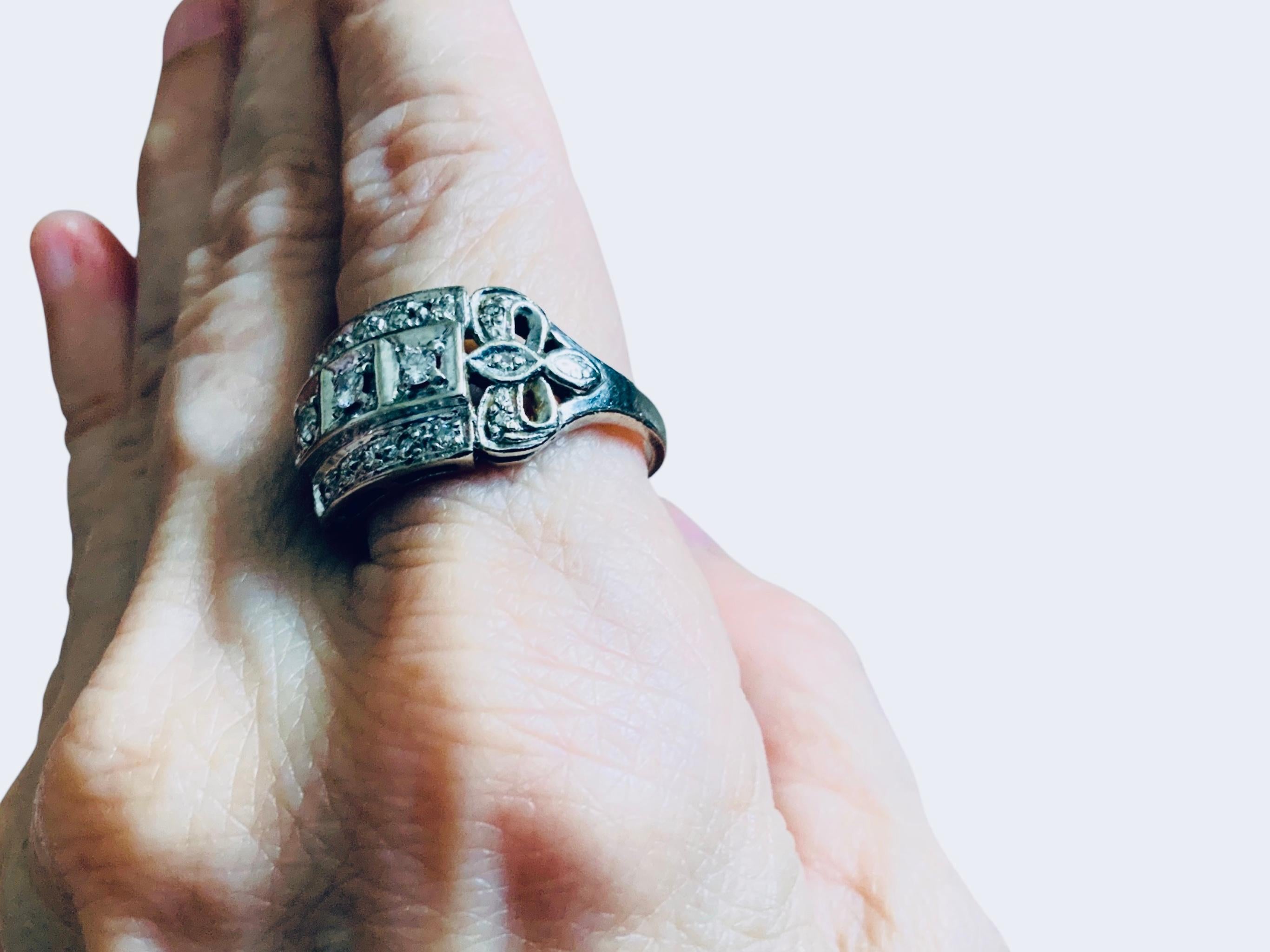 14K White Gold Diamond Art Deco Ring In Good Condition For Sale In Guaynabo, PR