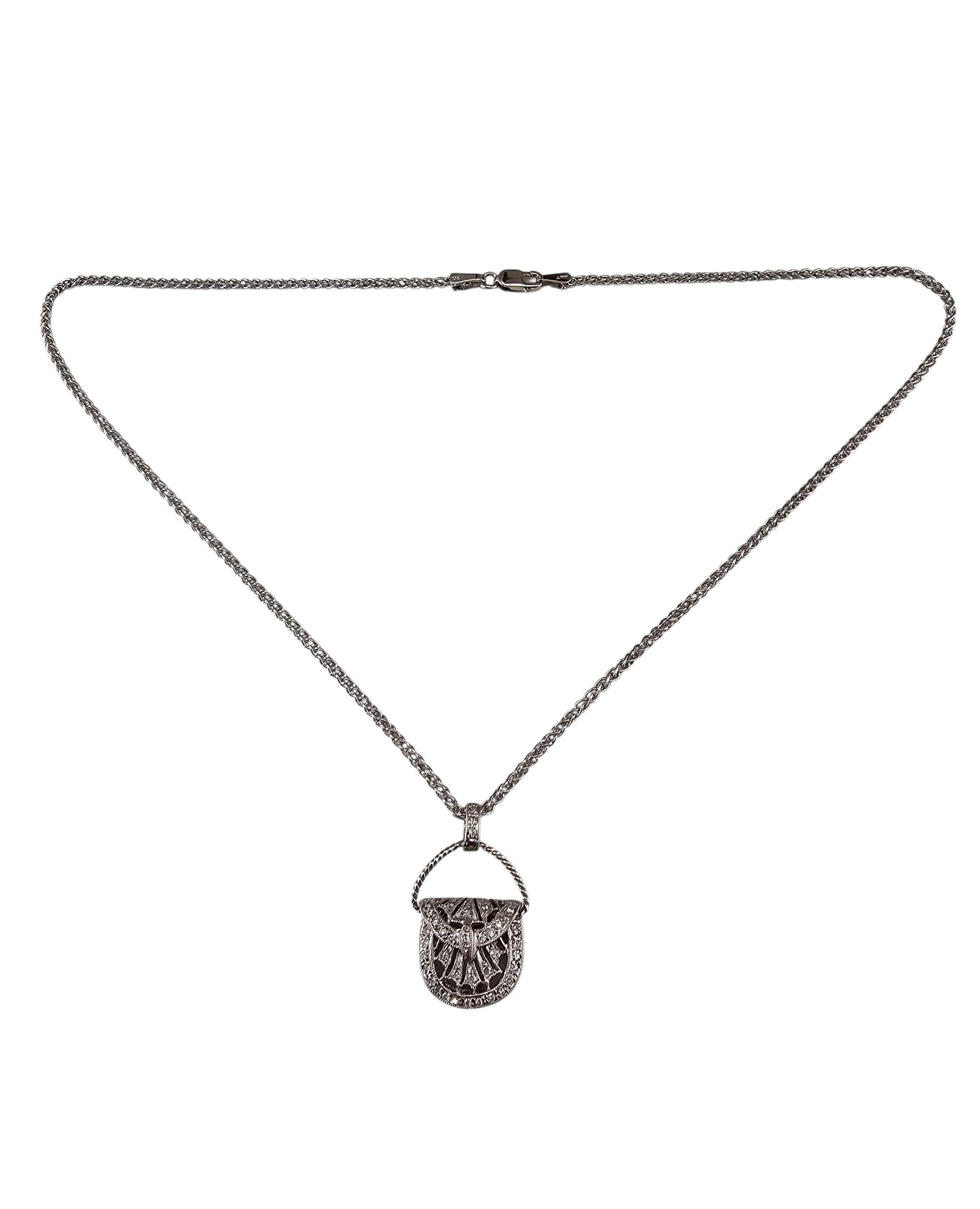 Collier pendentif sac à main articulé en or blanc 14K et diamants-

Ce ravissant pendentif en or blanc 14 carats présente un sac à main joliment détaillé, serti de 31 diamants ronds de taille brillant. La partie supérieure s'ouvre sur une charnière