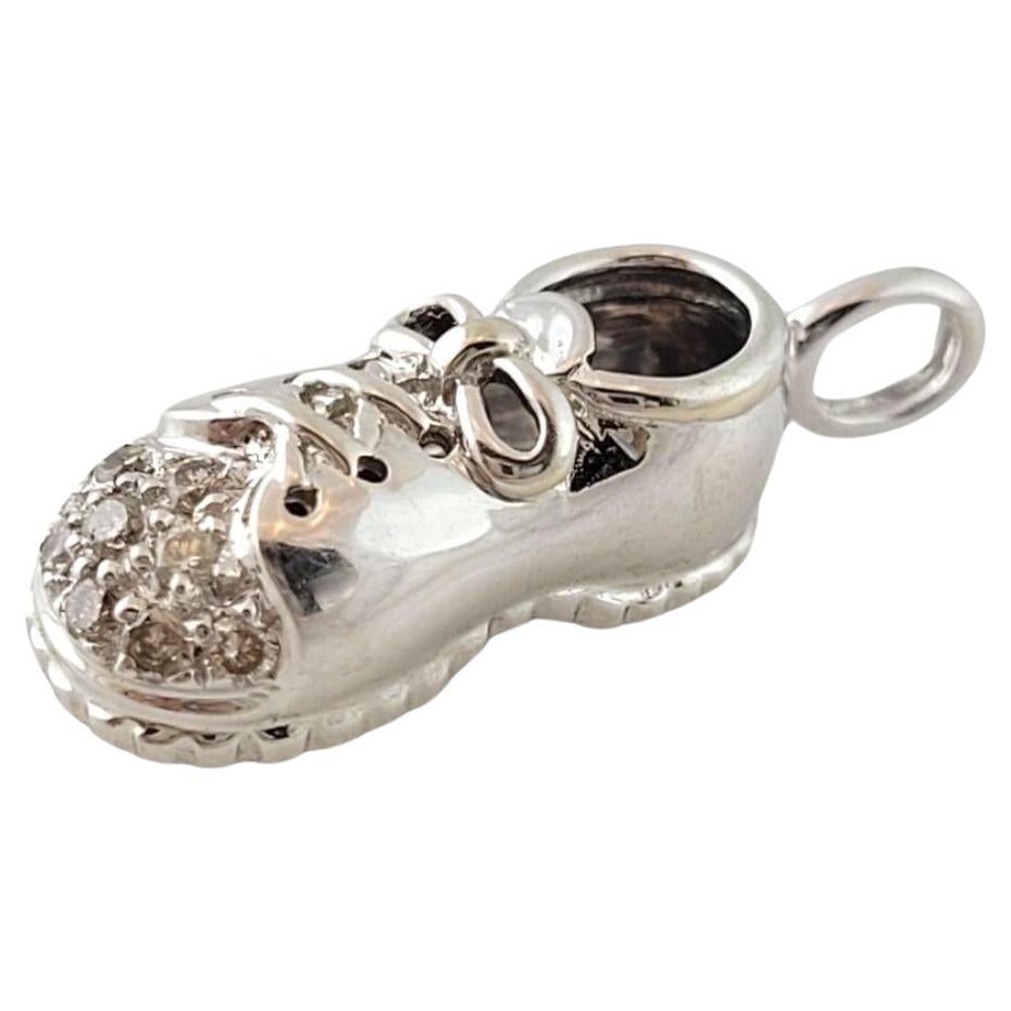  14K Weißgold Diamant-Baby-Schuh-Charm #14994 im Angebot