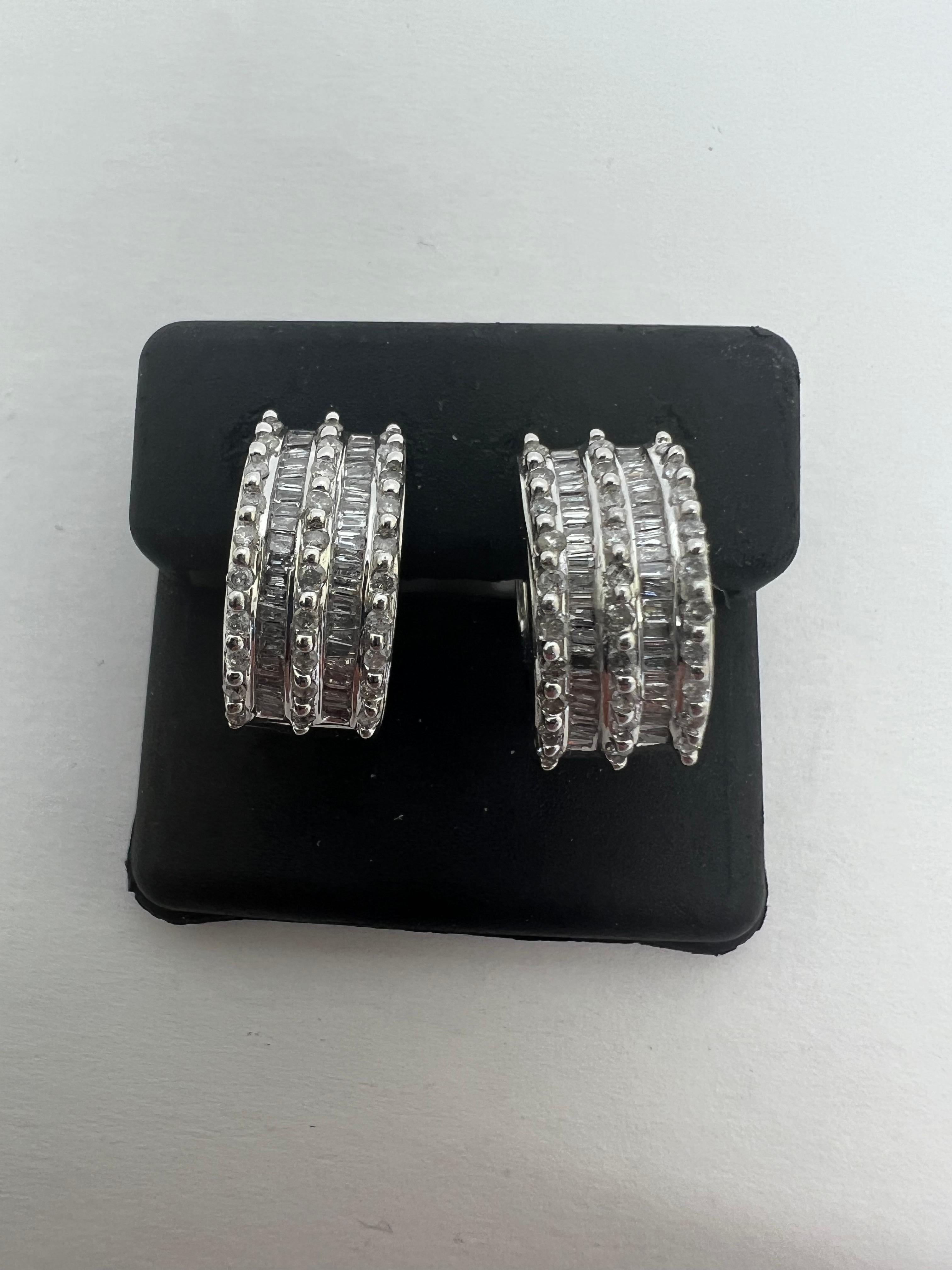 14k Weißgold Diamant Bagguette Huggy Ohrringe mit Kanalfassung und Diamanten (Art déco) im Angebot