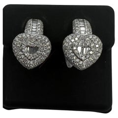 Boucles d'oreilles pendantes en or blanc 14k avec baguette de diamant ronde