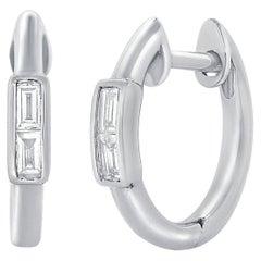 Boucles d'oreilles Huggie en or blanc 14 carats avec diamants baguettes pour elle