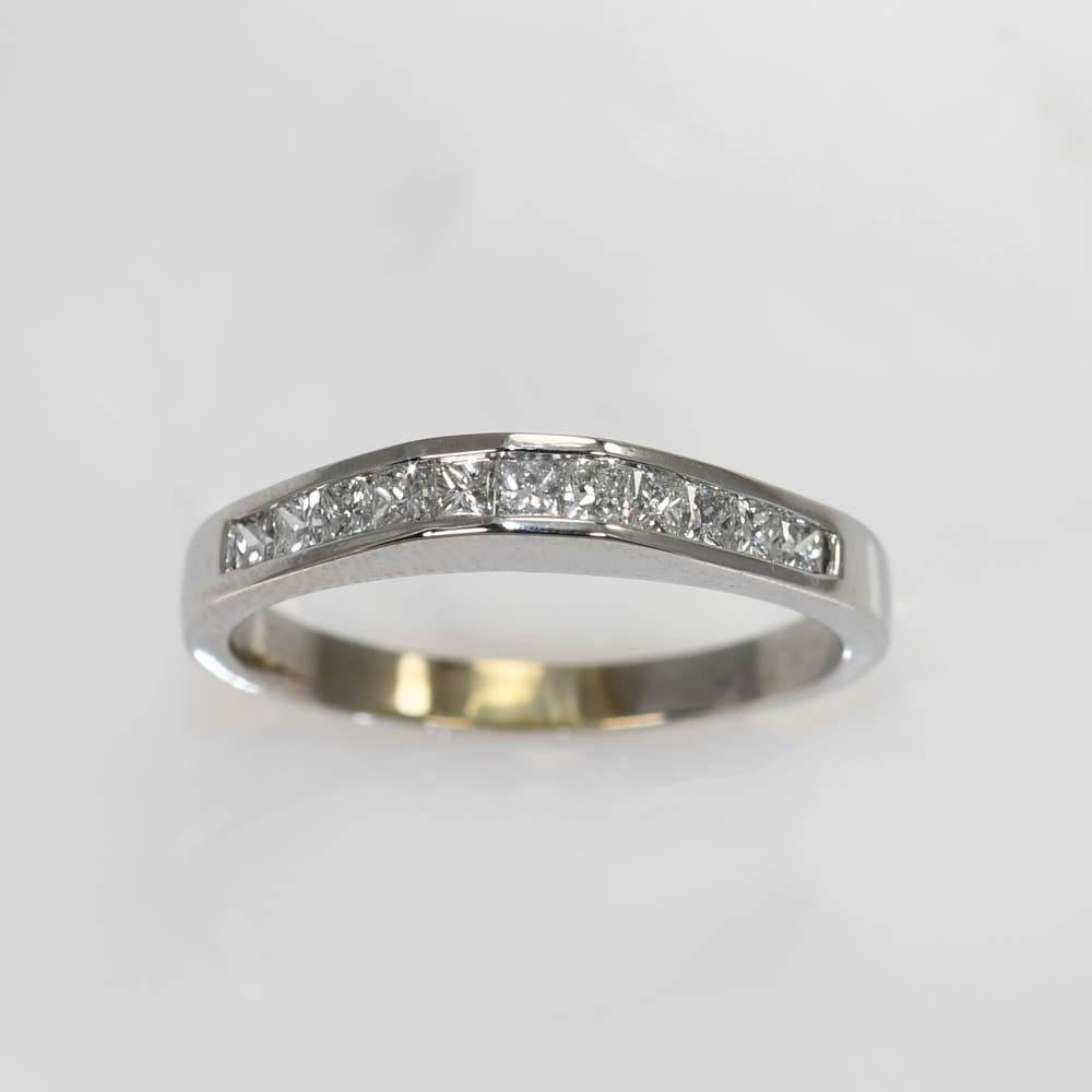Femenino o masculino Anillo de diamantes de oro blanco de 14 quilates 0,22 ct en venta