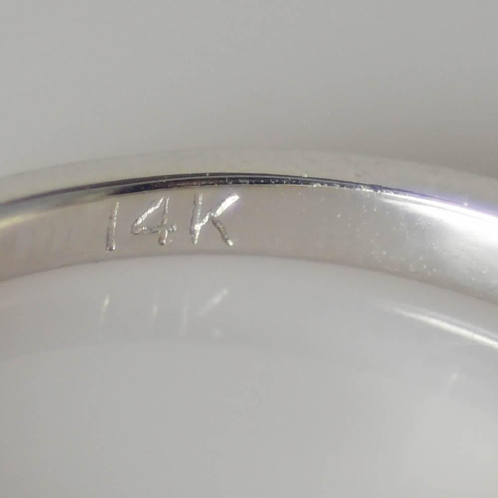 Fascia con diamanti incastonati in oro bianco 14k. 
Questo anello ha 15 diamanti pari a 0,45 carati. 
Il grado di purezza è SI2-I1.  G-H a colori. 
Un sacco di scintille! 
L'anello pesa 1,8 grammi e reca il timbro 14k all'interno del gambo. 
Taglia