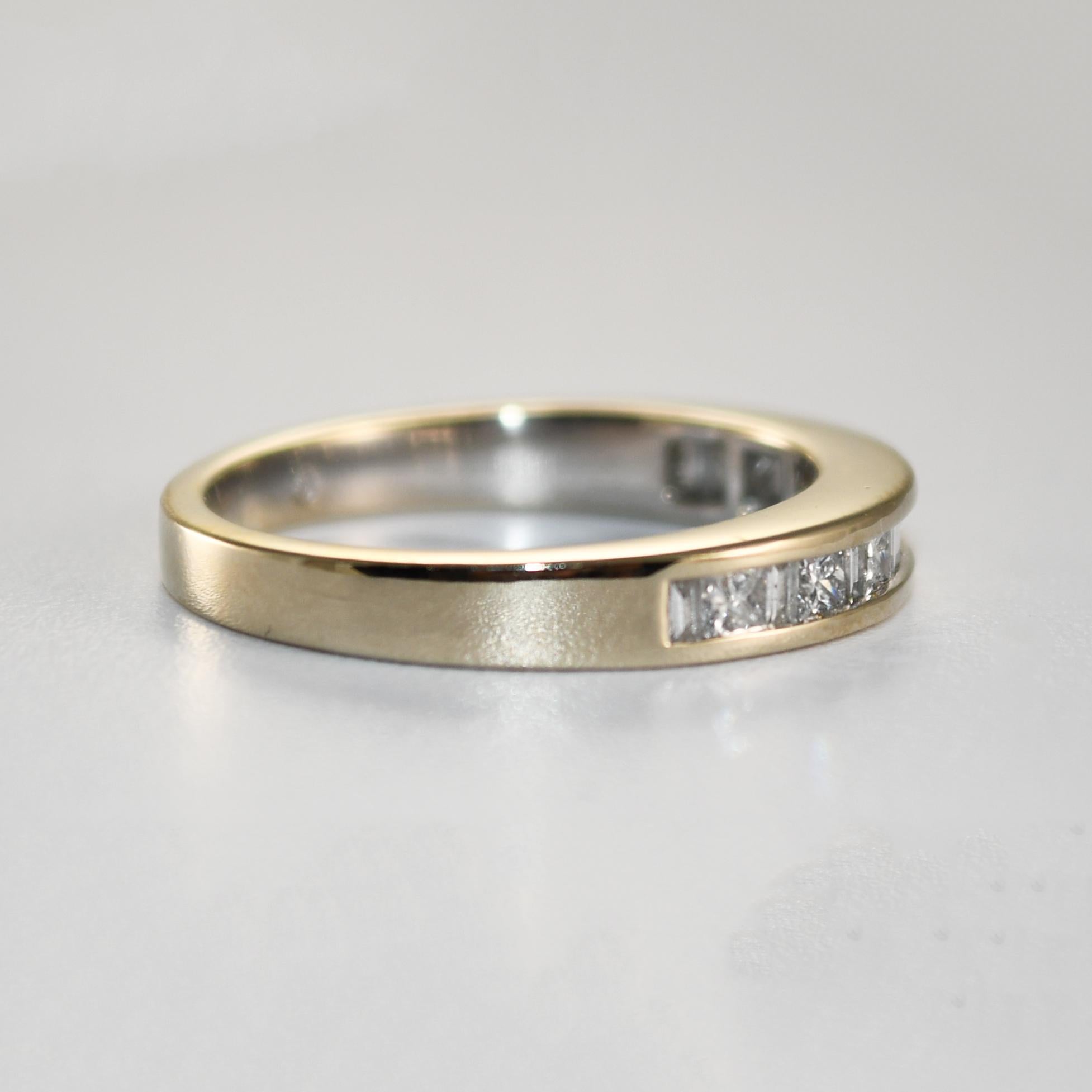 Bague en or blanc 14k avec diamant.
Estampillé 14k et pèse 3,8 grammes.
Les diamants sont des brillants ronds et des baguettes, 0,50 carats au total, de couleur G, H, I et de pureté Si.
La partie supérieure de l'anneau mesure 3,5 mm de large.
La