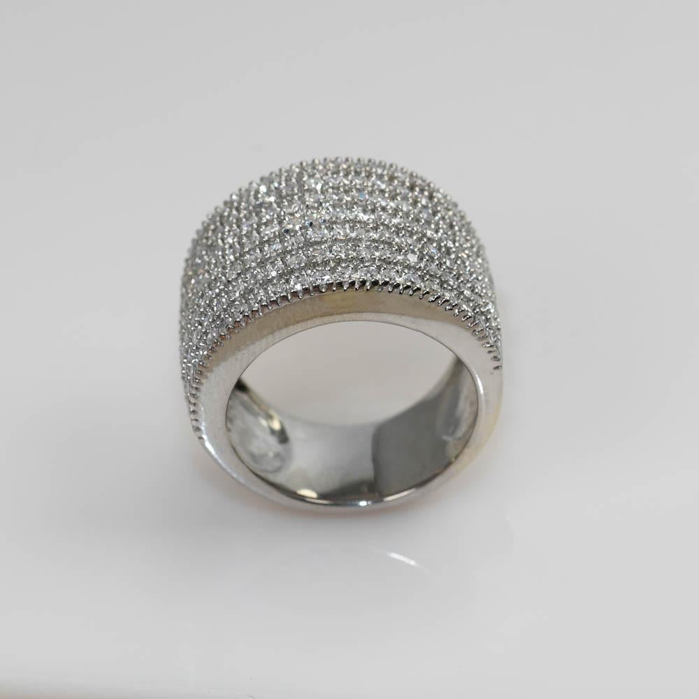 Fascia di diamanti in oro bianco 14k.
Timbrato 14k e pesa 10,1 grammi.
I diamanti sono rotondi, taglio singolo, 1,00 carati totali, colore G, purezza da VS a Si.
La fascia misura 15 mm di larghezza nella parte superiore.
La misura dell'anello è 6 e