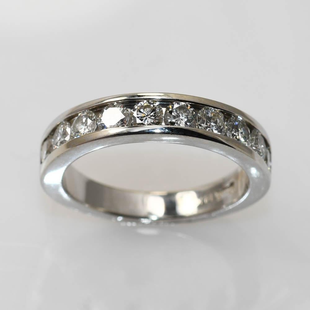 Ladies diamond wedding band in 14k white gold.
Stamped 14k and weighs 4.1 grams.
The diamonds are round brilliant cuts, 1.00 total carats, H color on average, Vs to Si clarity.
The ring measures 4mm wide.
Ring size is 6 and can be sized, up or down,