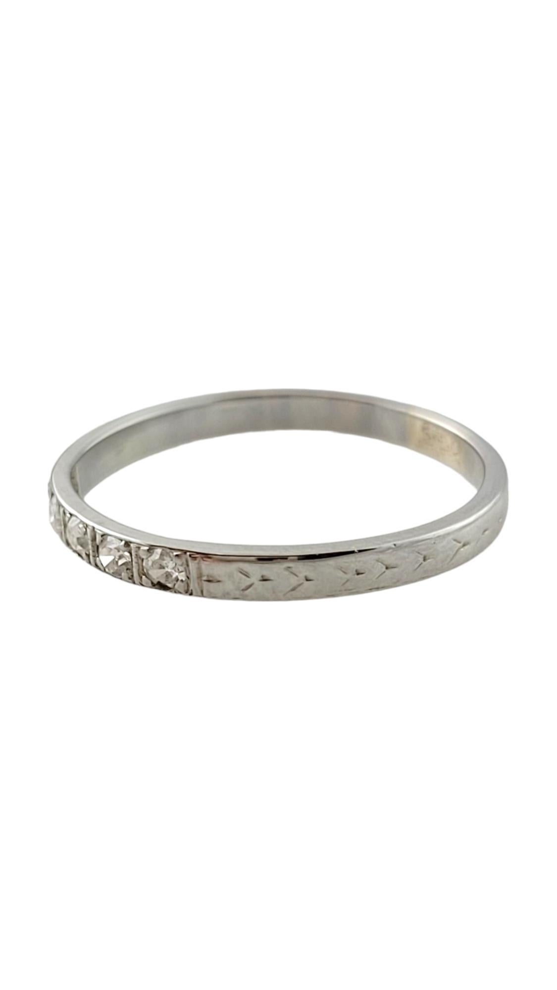 Anillo de diamantes de oro blanco de 14 quilates 

¡Esta magnífica banda tiene unos detalles impresionantes y 5 diamantes de talla única que harán brillar tu mano!

Peso total aproximado del diamante: 0,05 cts
Color del diamante: H

Claridad del