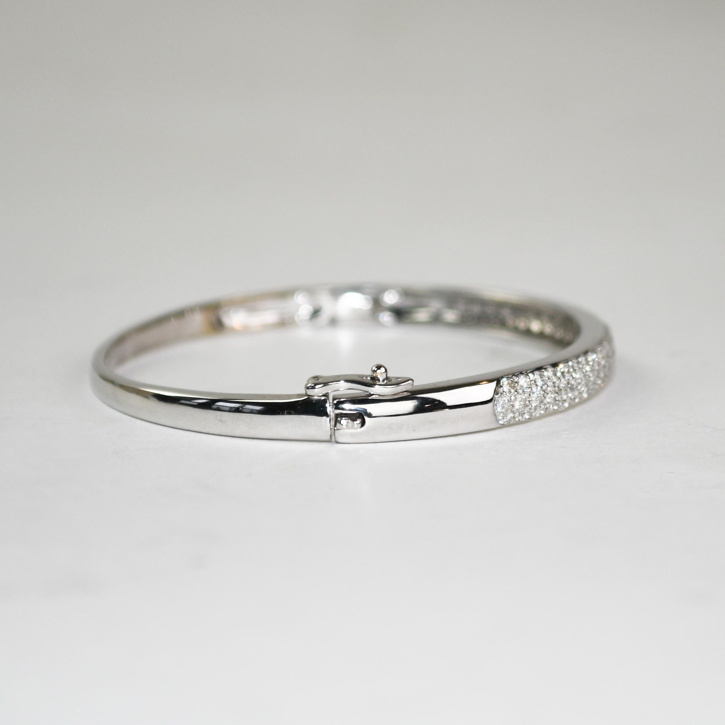 Bracciale da donna in oro bianco 14k con diamanti.
Test del 58% di oro con un analizzatore di metalli XRF.
Il peso lordo è di 15,8 grammi.
I diamanti sono tagli tondi brillanti, 1,00 carati totali, colore da G a H, purezza Vs, incastonati a pavé.
La