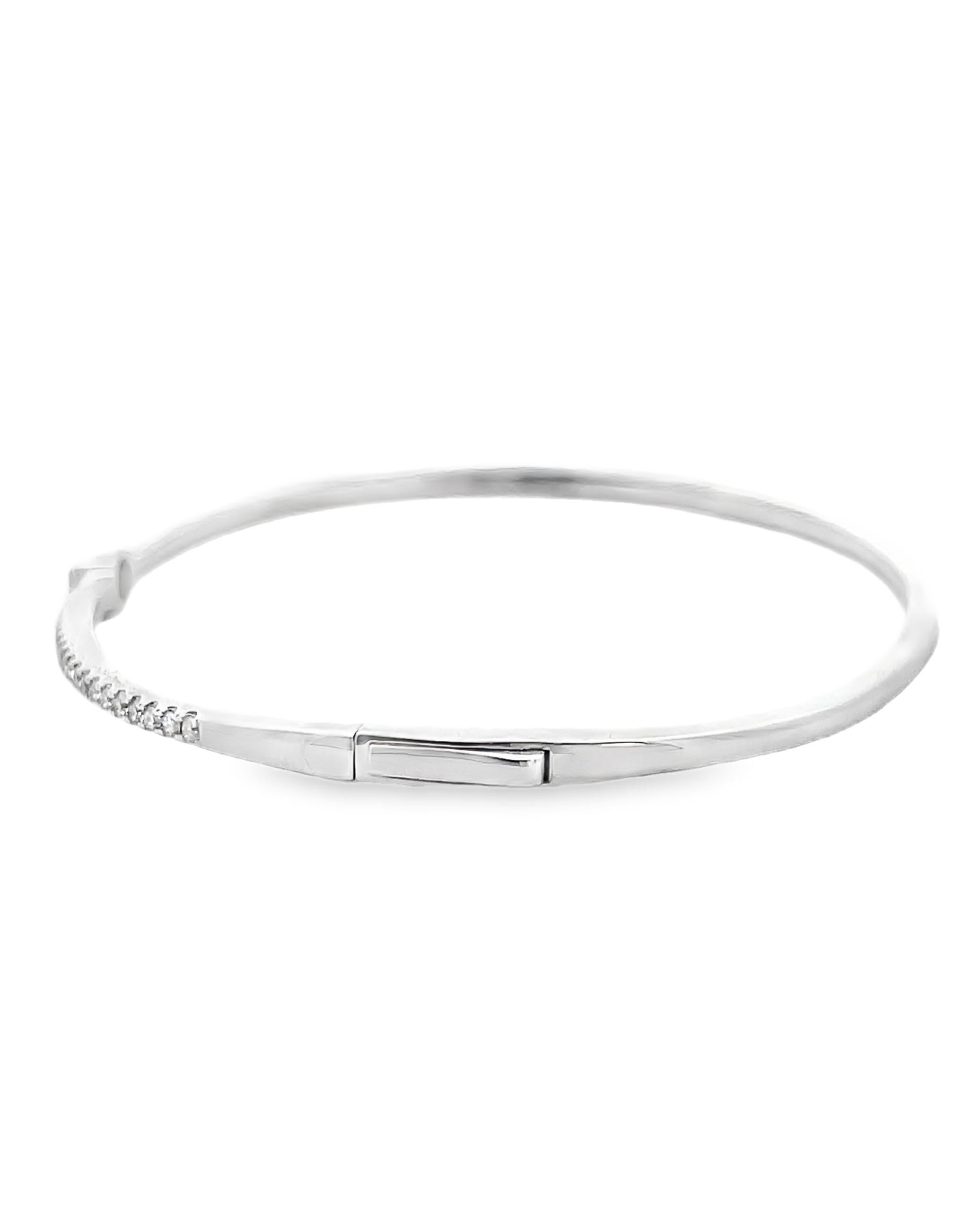 Bracelet en or blanc 14K avec des diamants ronds à facettes pesant 0,36 carat au total et un diamant rond central pesant 0,19 carat.

- Les diamants sont de couleur G/H et de pureté SI.
