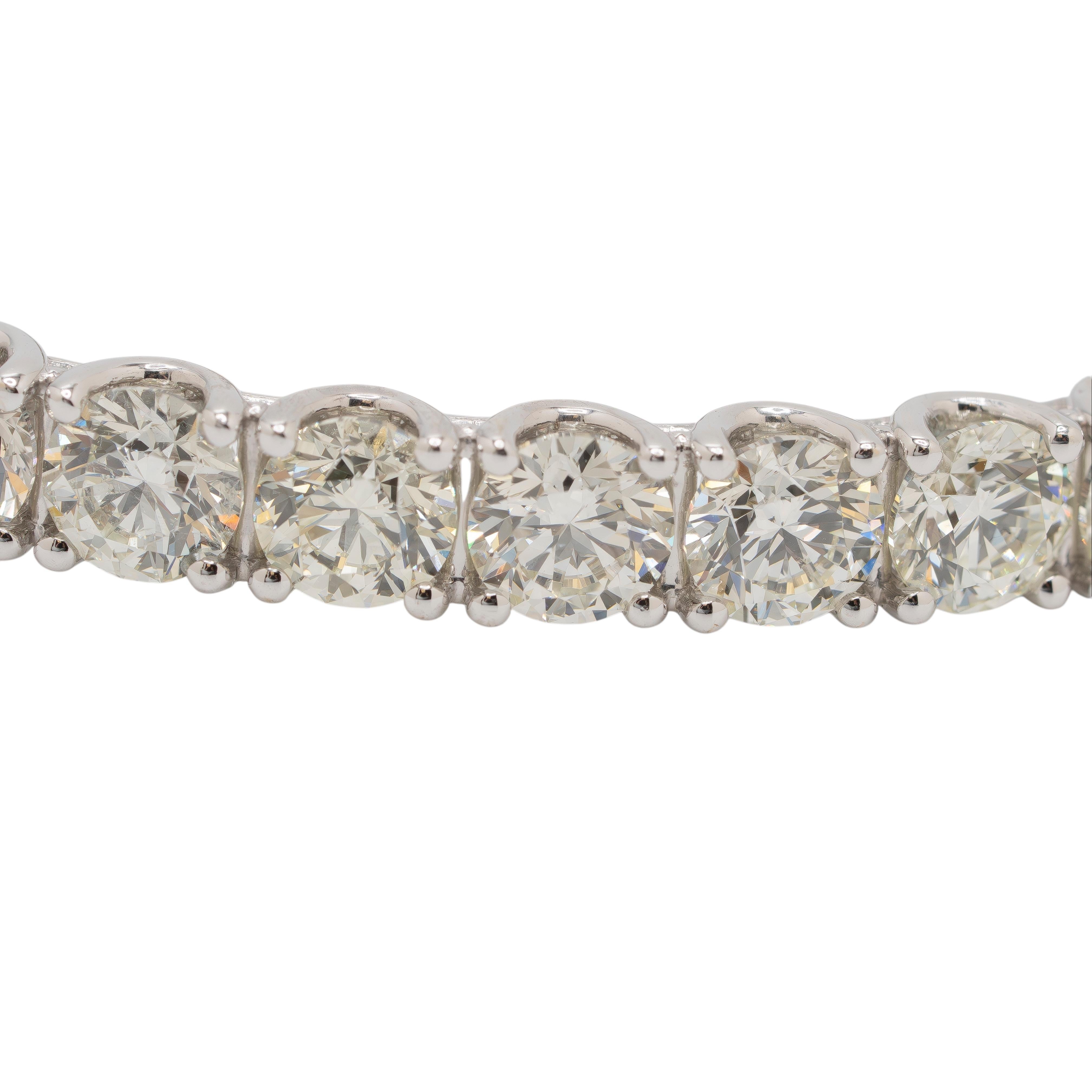 Questo elegante braccialetto bangle in oro bianco 14k è impreziosito da ben 22,93 carati di diamanti tondi brillanti naturali, che offrono uno scintillio e una raffinatezza senza pari. I diamanti, classificati con colore G/H e purezza VS, irradiano