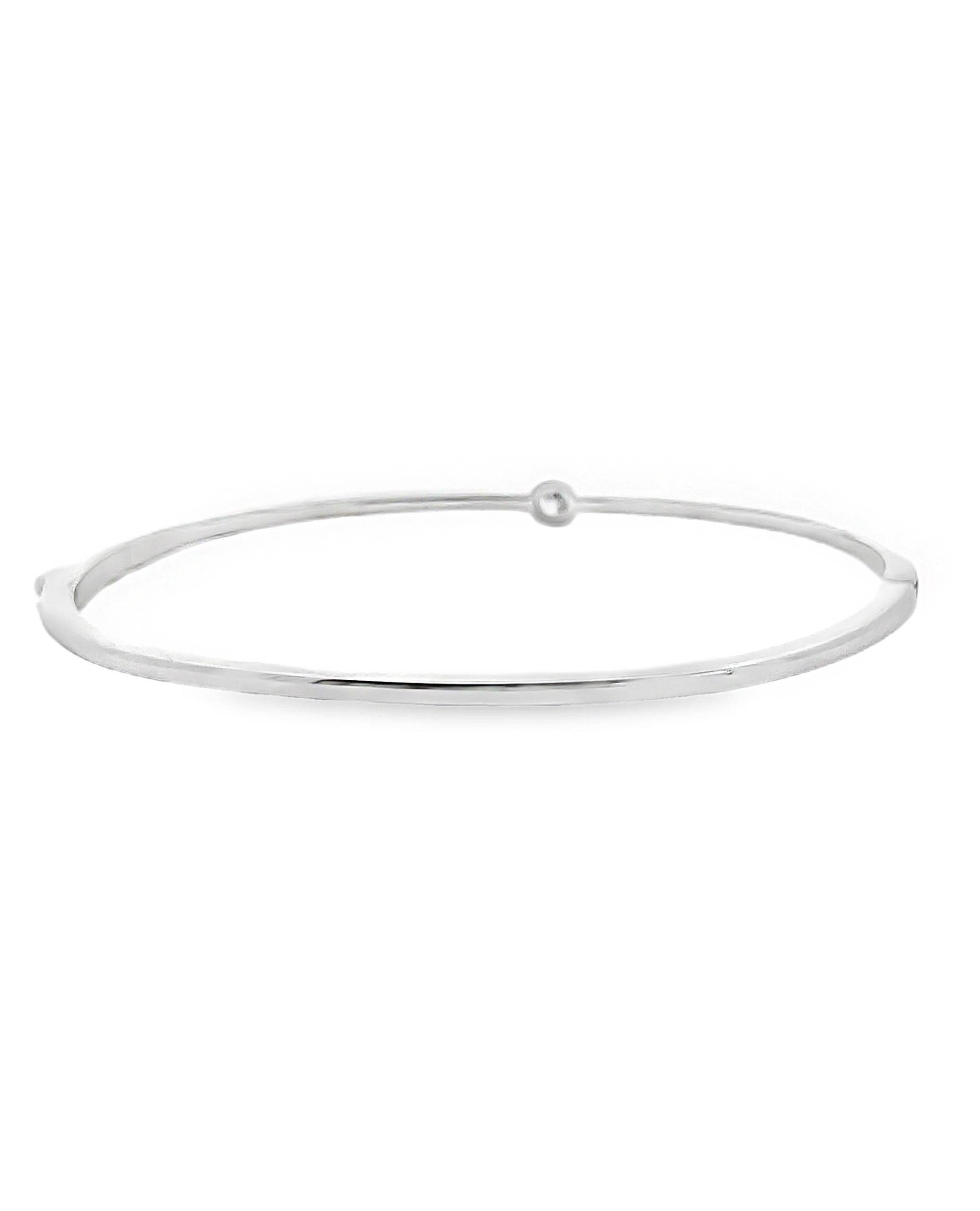Contemporain Bracelet jonc en or blanc 14 carats avec diamant rond central à une seule station en vente