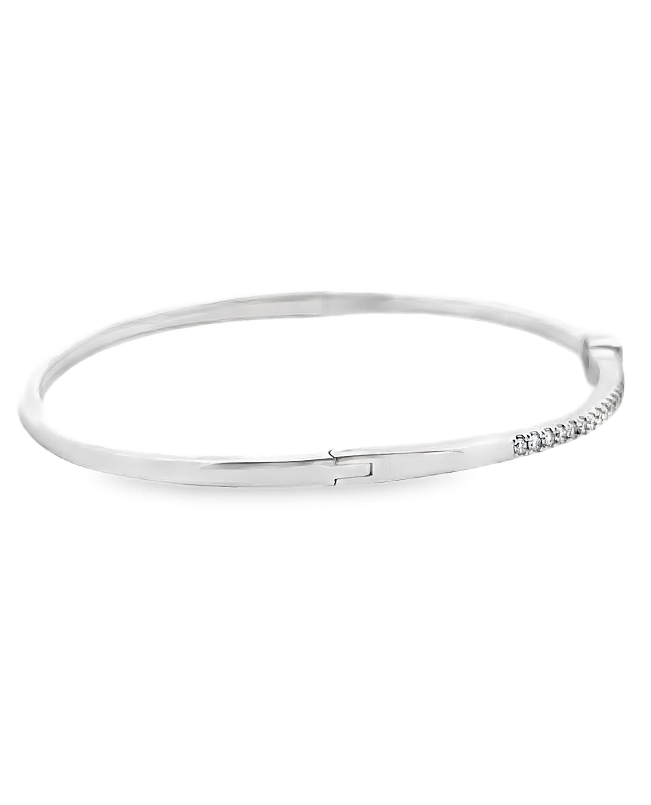 Taille ronde Bracelet jonc en or blanc 14 carats avec diamant rond central à une seule station en vente