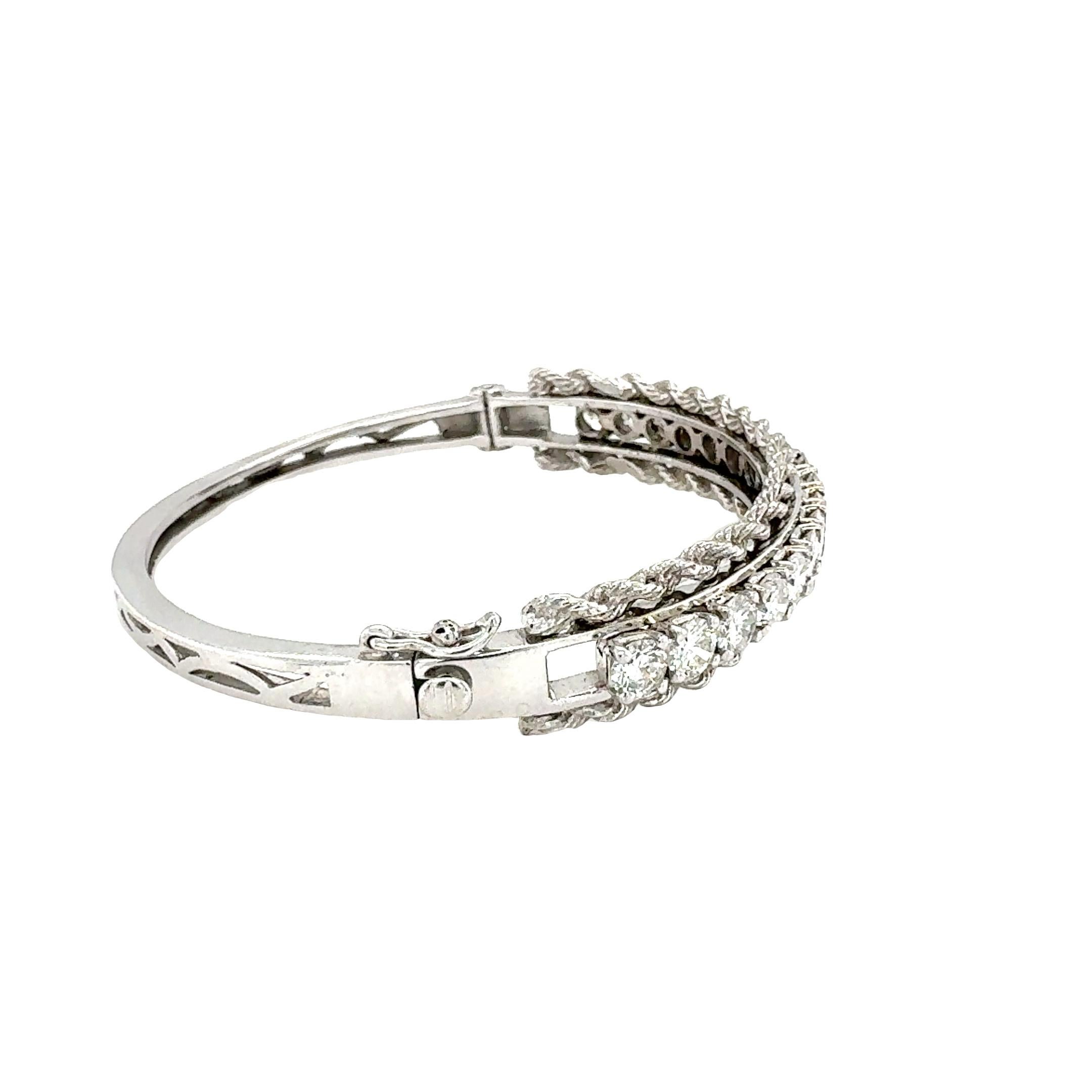 14K White Gold Diamond Bangle Bracelet In Good Condition For Sale In Beverly Hills, CA