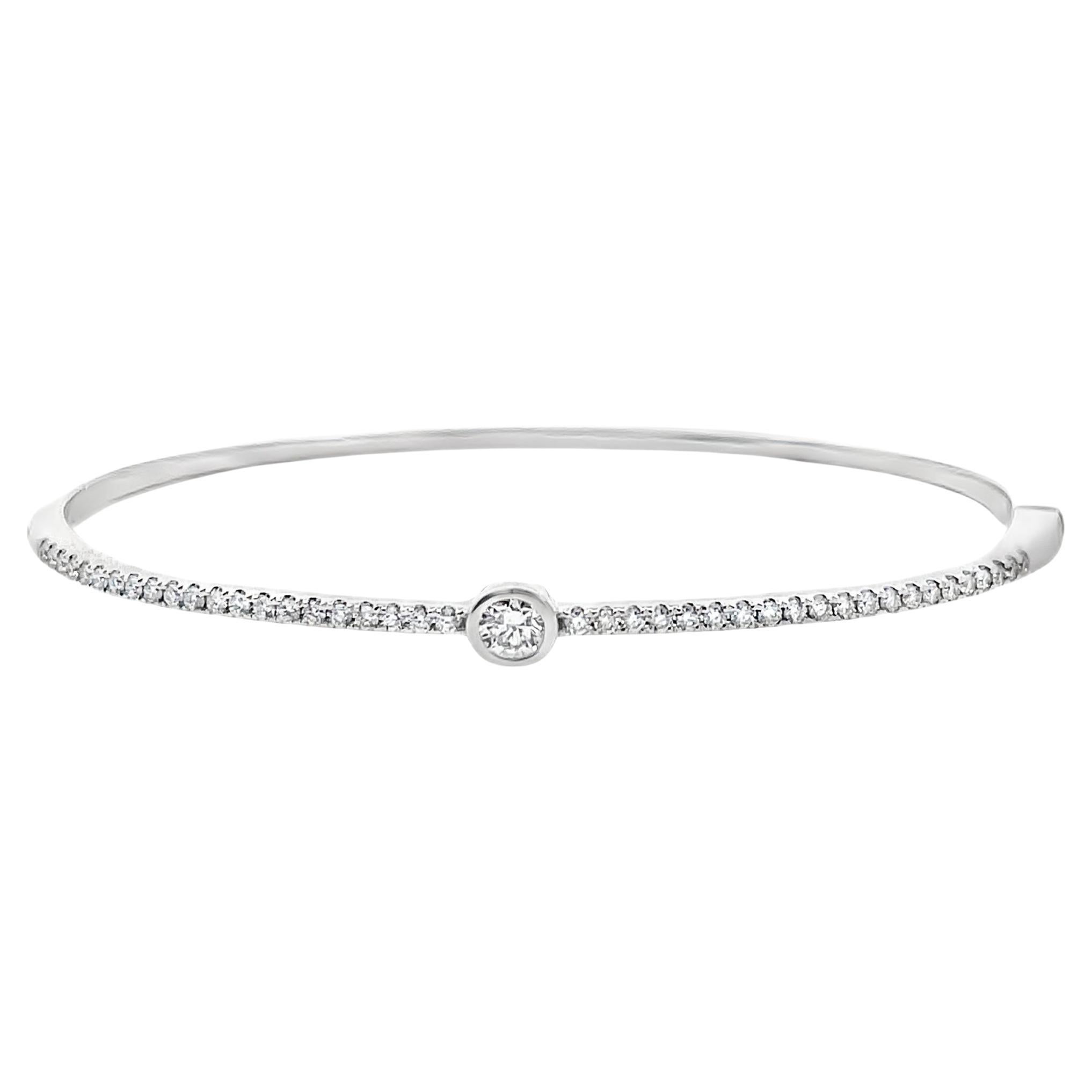 Bracelet jonc en or blanc 14 carats avec diamant rond central à une seule station en vente