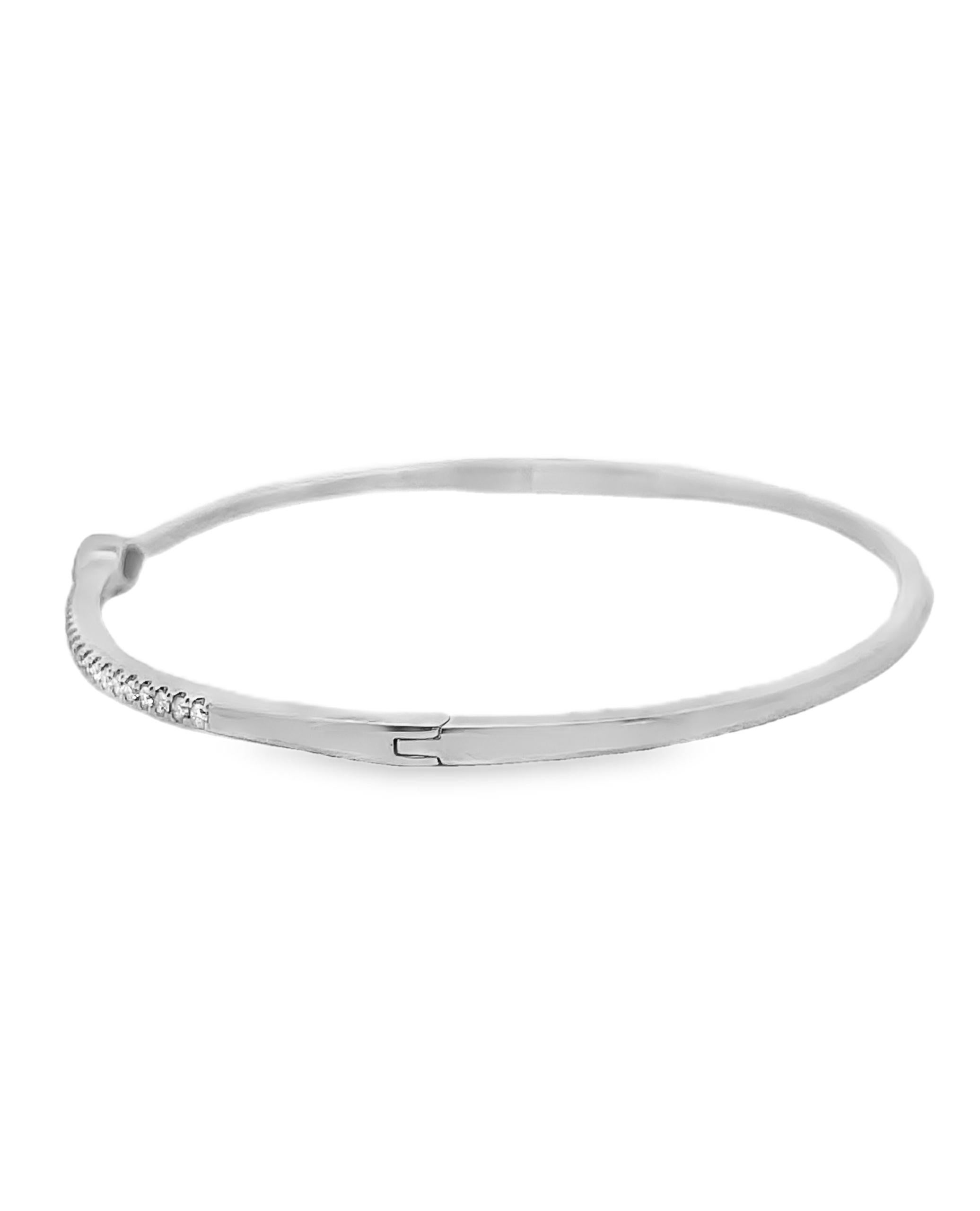 Bracelet en or blanc 14K avec des diamants ronds à facettes pesant 0,36 carat au total et un diamant marquise central pesant 0,20 carat.

- Les diamants sont de couleur G/H et de pureté SI1.