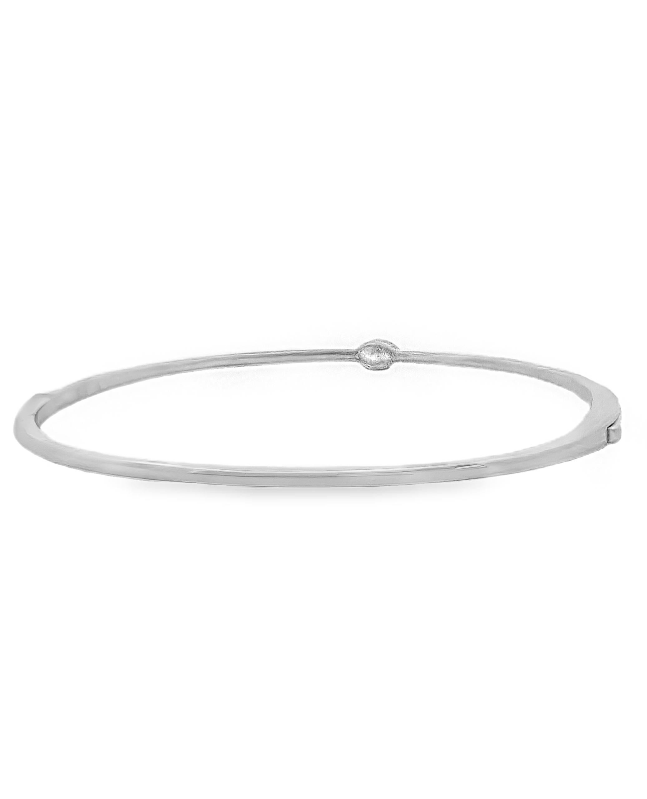 Contemporain Bracelet jonc en or blanc 14 carats avec diamant marquise à une seule station en vente