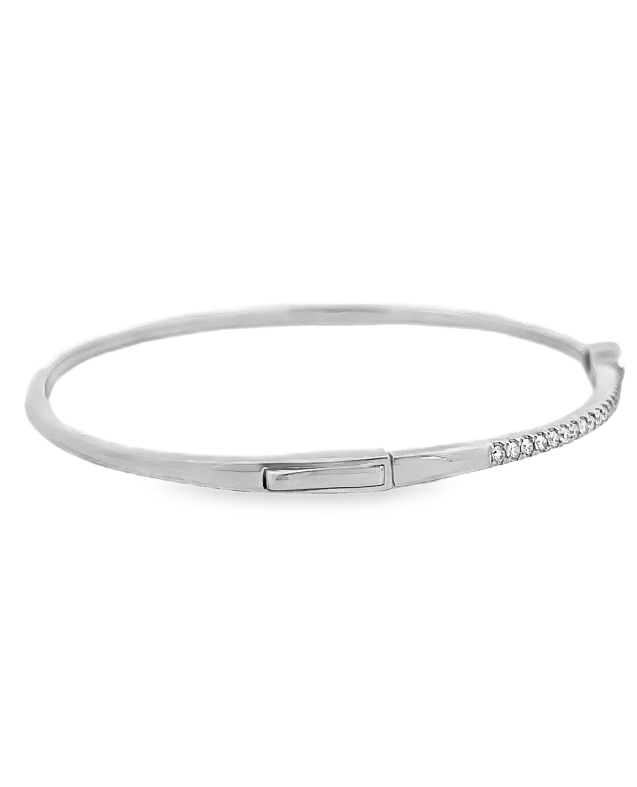 Taille mixte Bracelet jonc en or blanc 14 carats avec diamant marquise à une seule station en vente
